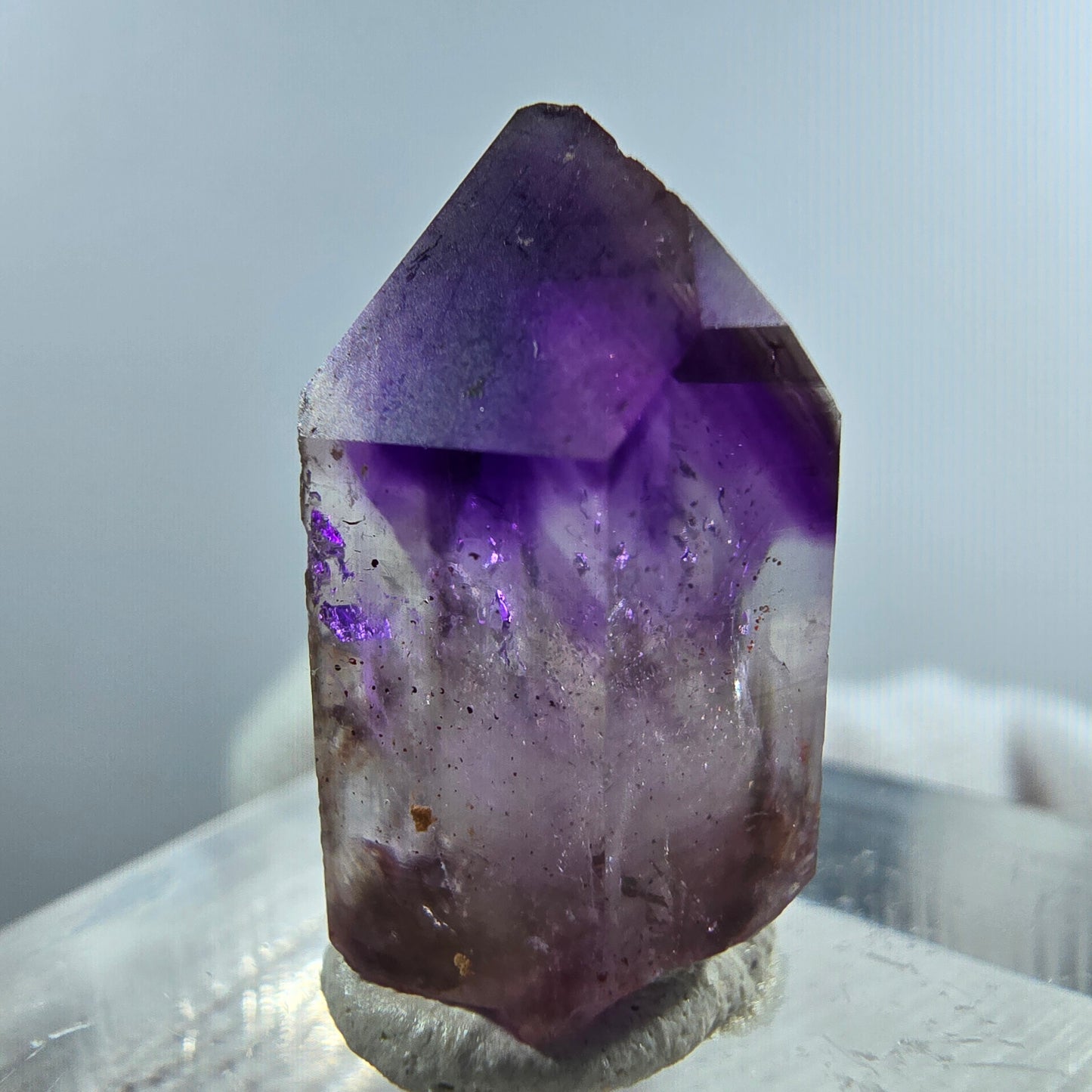Pointe de sceptre en améthyste fantôme rare à Goboboseb, Namibie, 21 x 12 x 11 mm