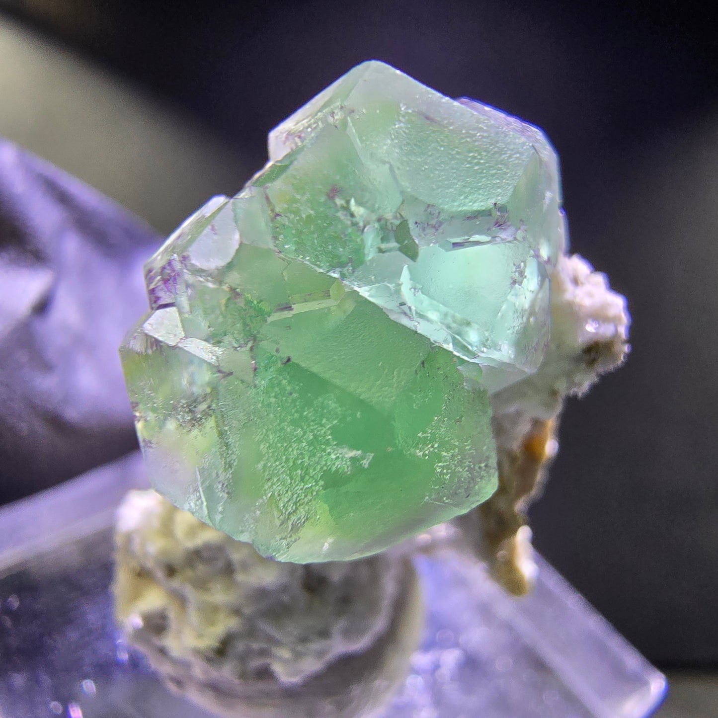 Klare Phantom Fluorit Oktaeder, Muskovit auf Orthoklas 25*18*14mm Erongo Namibia