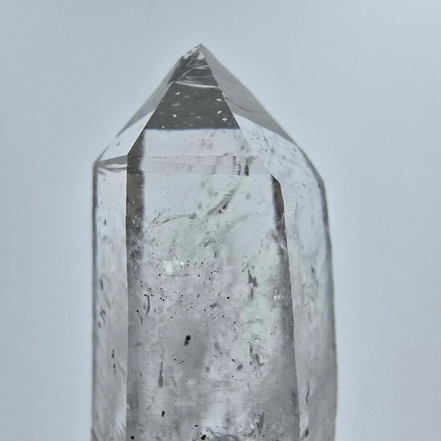 Phantom Quarz Kristall mit Hämatit Streep Mine Goboboseb Namibia 45*16*13mm
