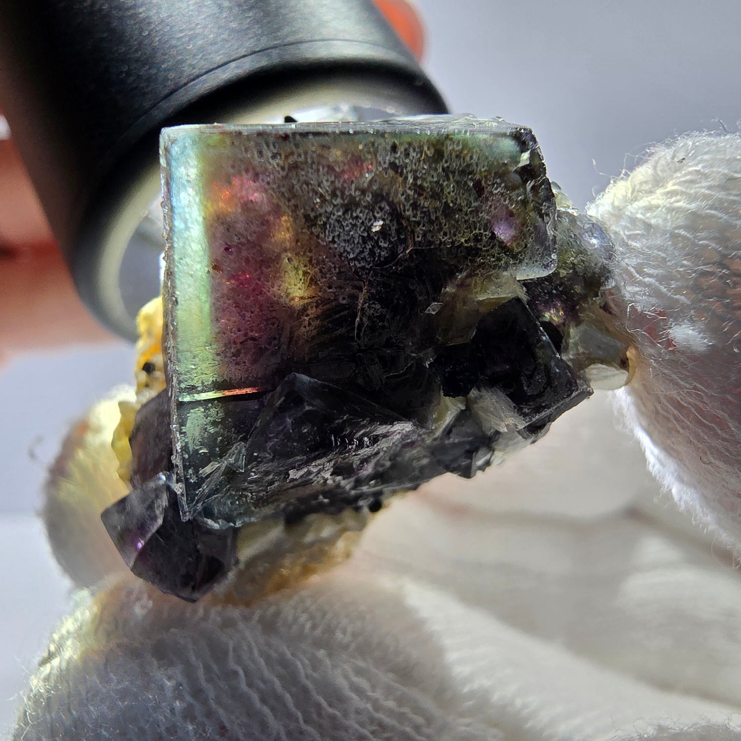 Fluorite fantôme colorée, tourmaline schol, muscovite, hyalite, Erongo, Namibie, 30 x 25 x 25 mm