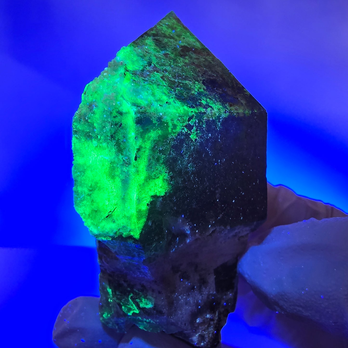 Opale hyalite rare, amas de quartz fumé, Erongo, Namibie, 67 x 50 x 30 mm