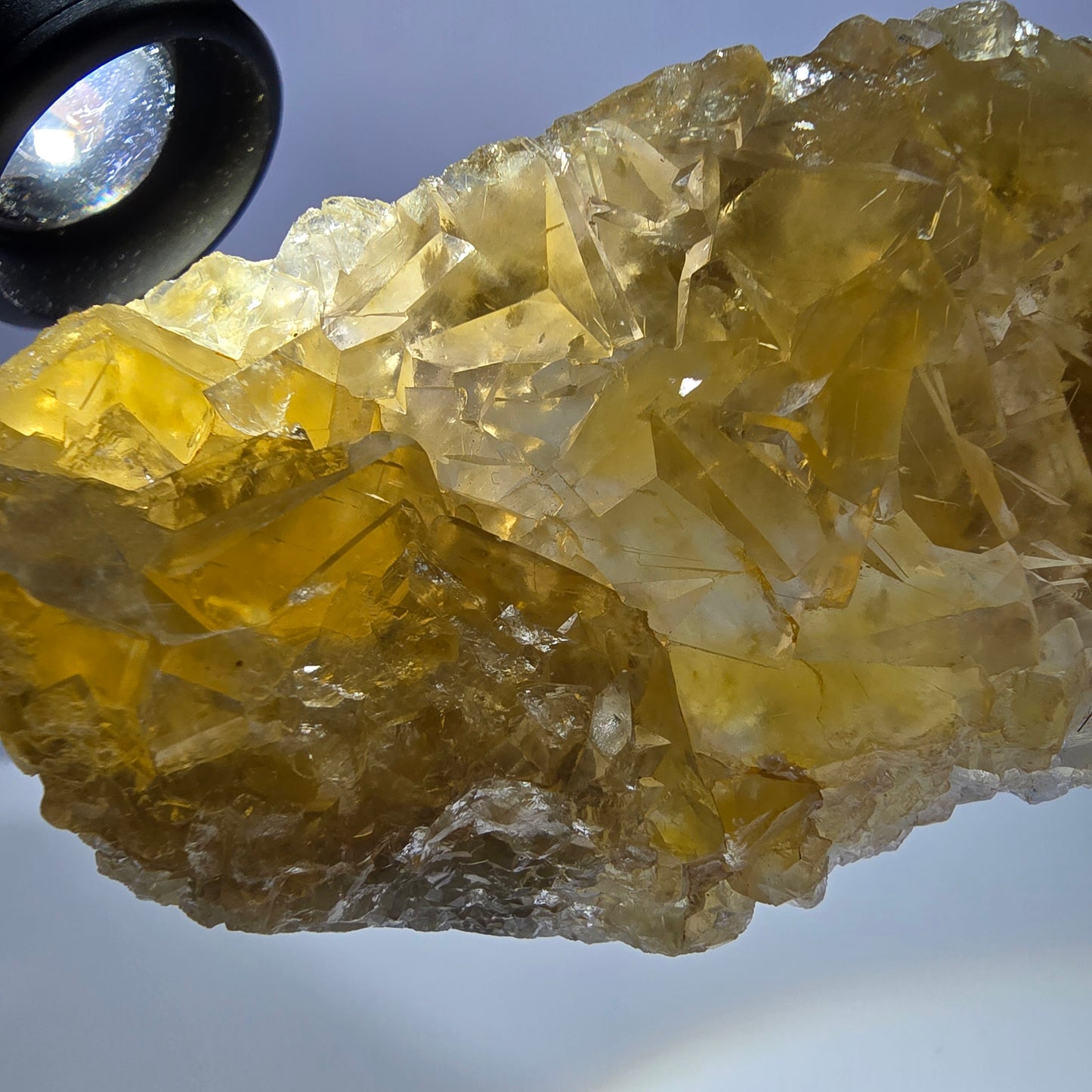 Grand spécimen de cube de fluorite fantôme, poche jaune miel, Okorusu, Namibie, 124 x 48 x 26 mm