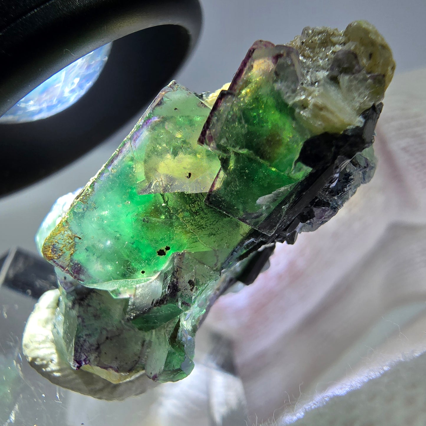 Cube de fluorite fantôme zonal, tourmaline muscovite Schörl hyalite Erongo, Namibie 36 x 21 x 17 mm