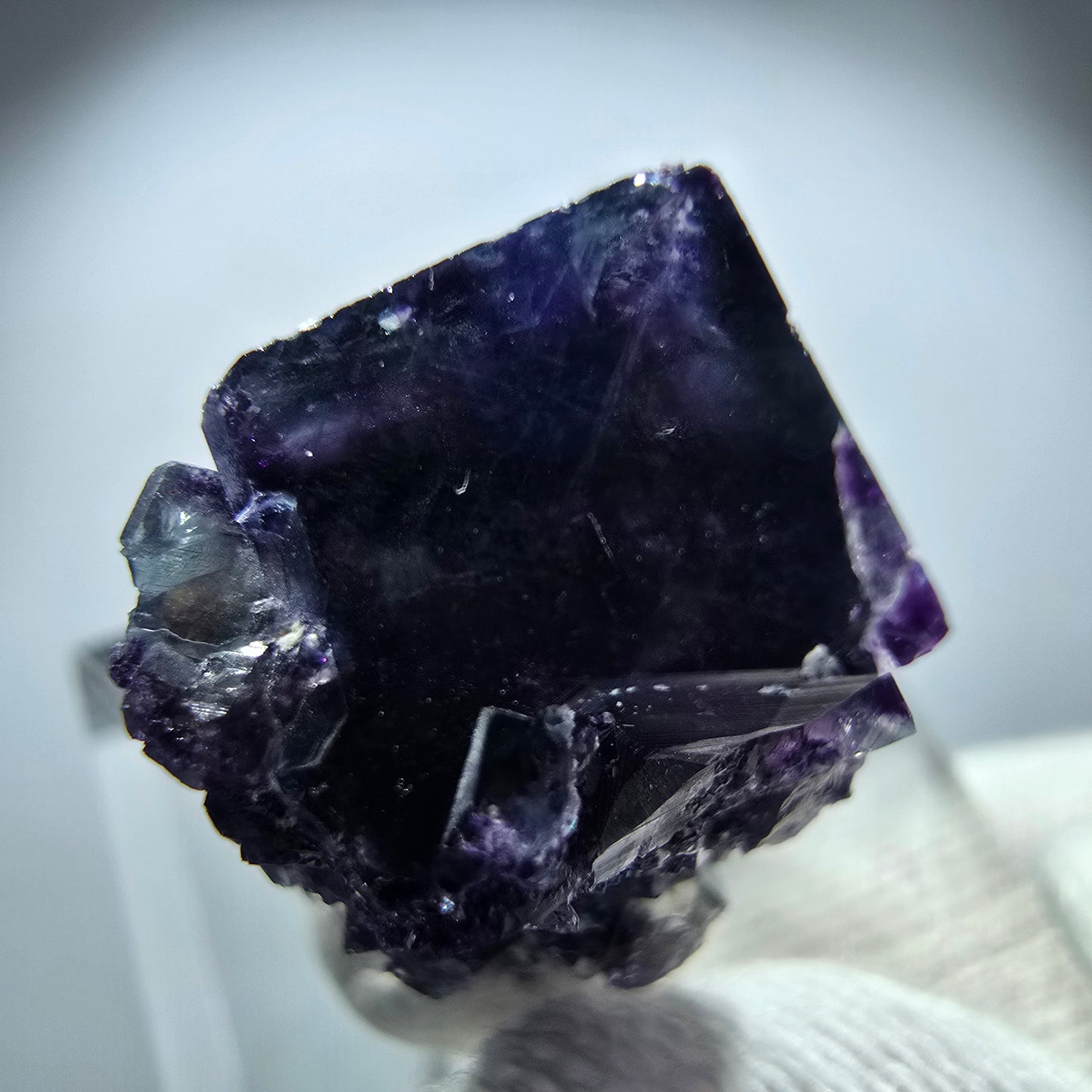Spécimen rare de cube de fluorite fantôme, vert zonal et violet, Okorusu, Namibie, 25 x 18 x 14 mm