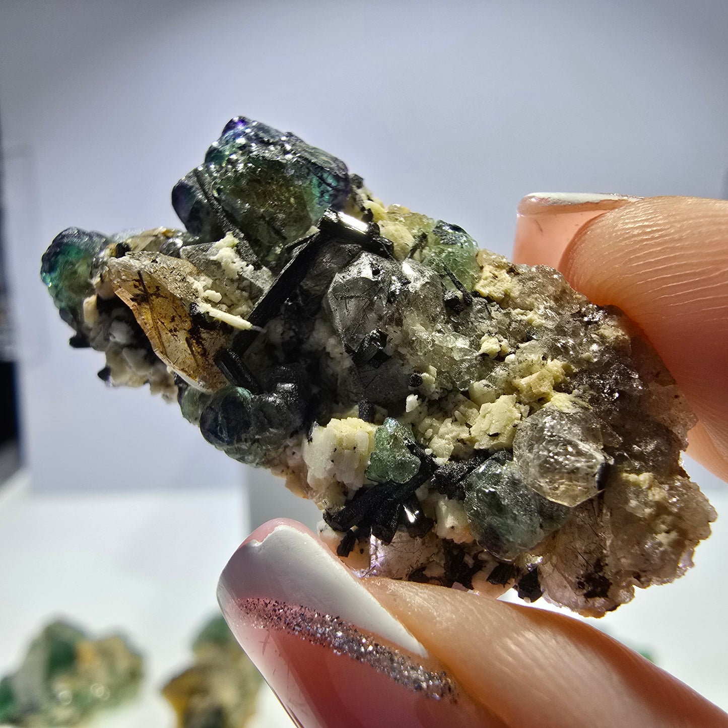 Lot de 16 tourmalines Schörl, fluorite fantôme, hyalite, stade muscovite, Erongo, Namibie