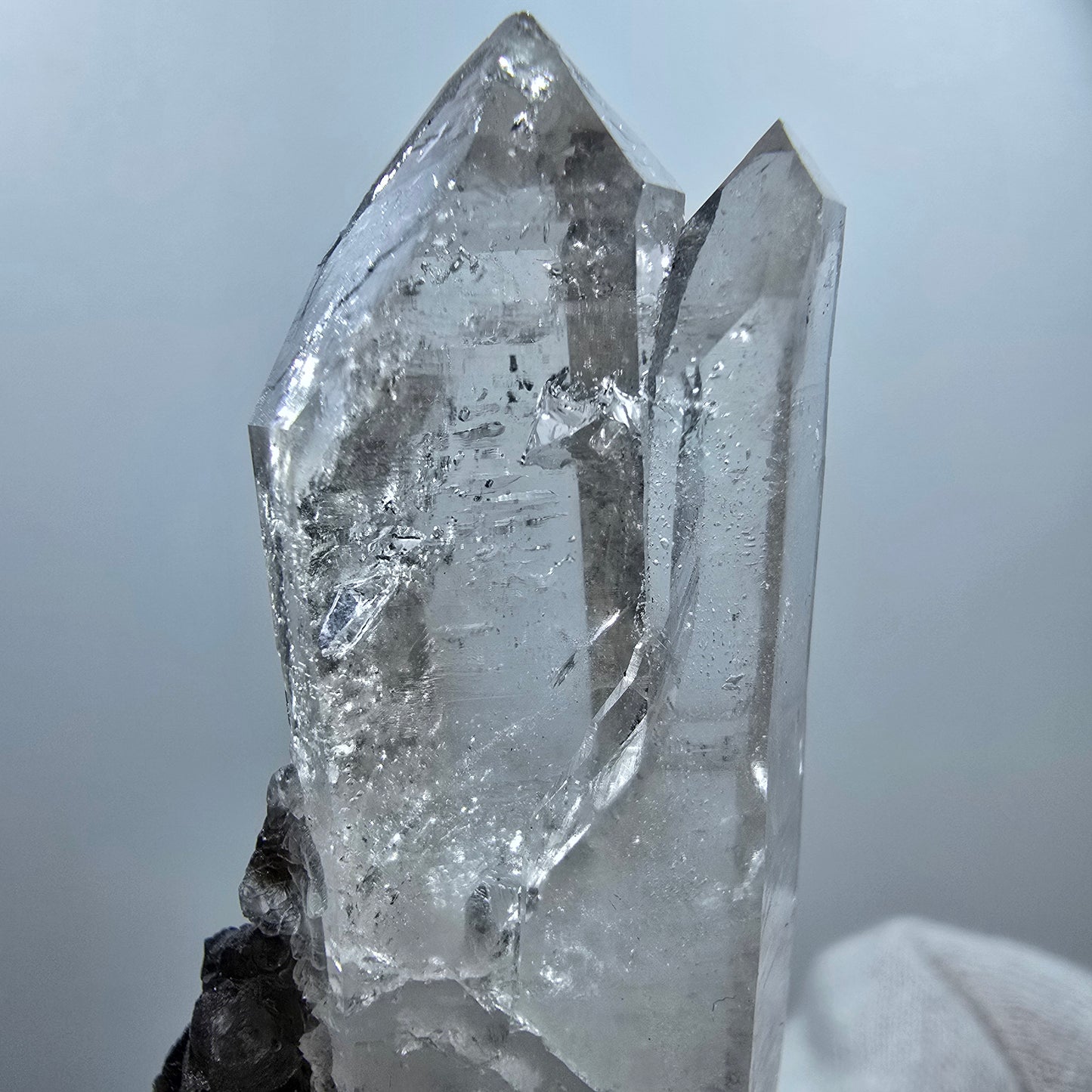 Quartz fumé DT Enhydro, sceptre, calcite UV, 4 parures de poche Bubble Valentine. Namibie, 76 x 26 x 12 mm.