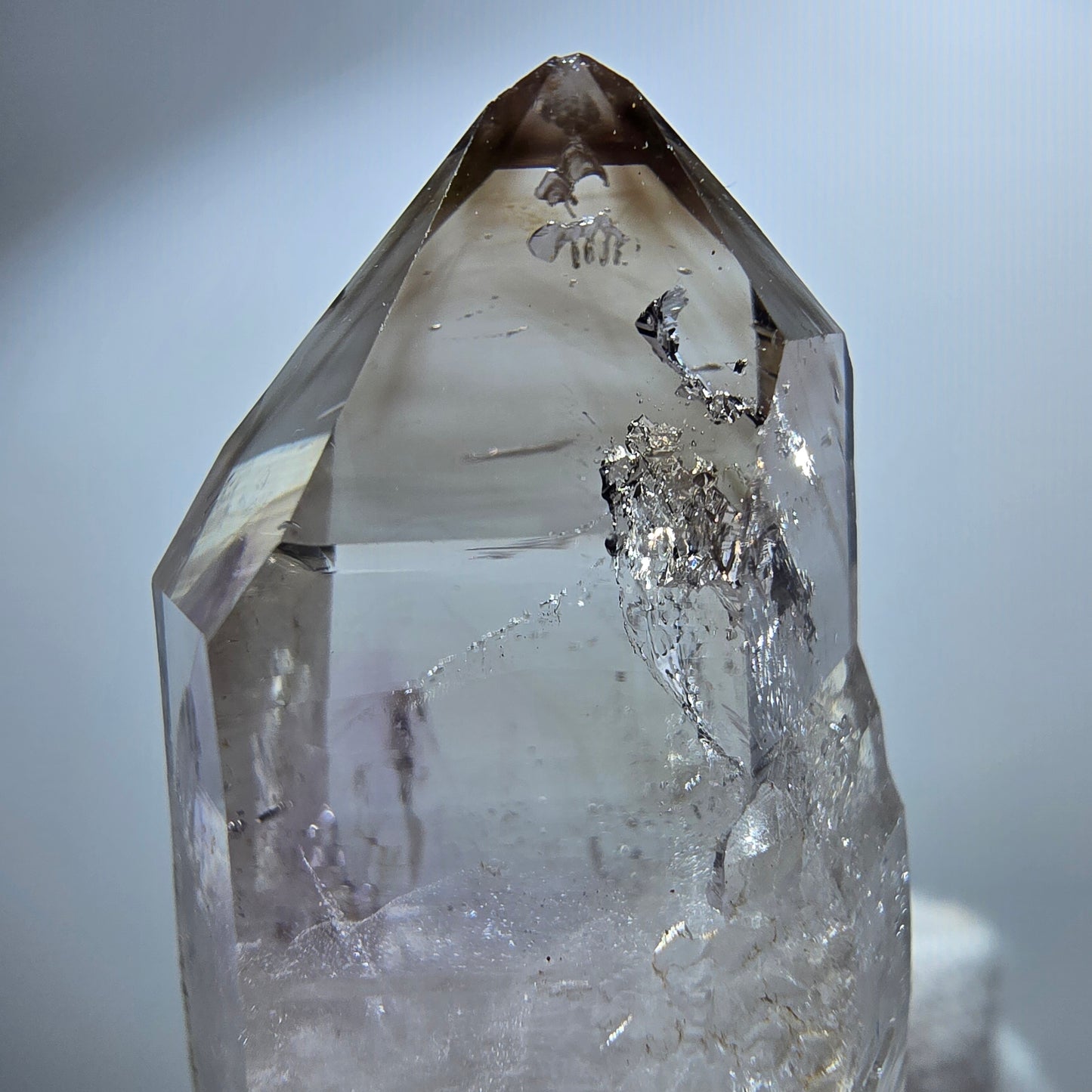 Pointe de sceptre en améthyste fantôme transparente, Goboboseb, Namibie, 40 x 18 x 15 mm