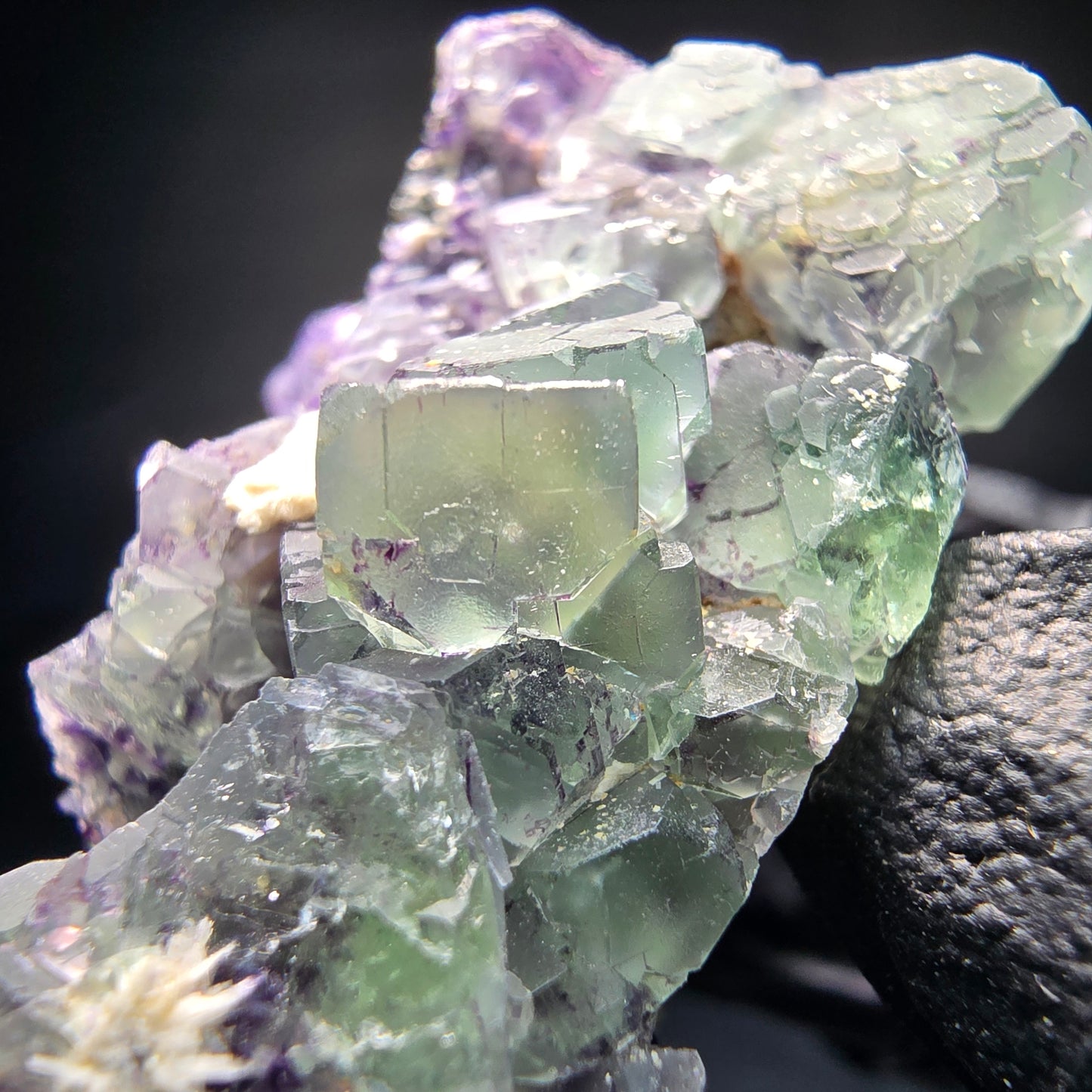 Klare zonare Fluorit Würfel auf Schörl Turmalin Stufe Erongo, Namibia 51*41*26mm