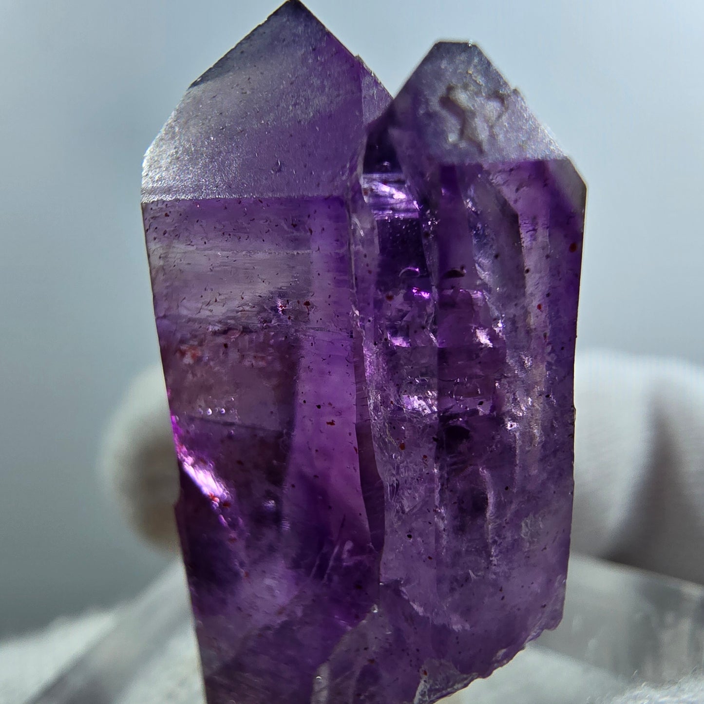 Pointe de sceptre en améthyste fantôme rare de Goboboseb, Namibie, 30 x 15 x 9 mm