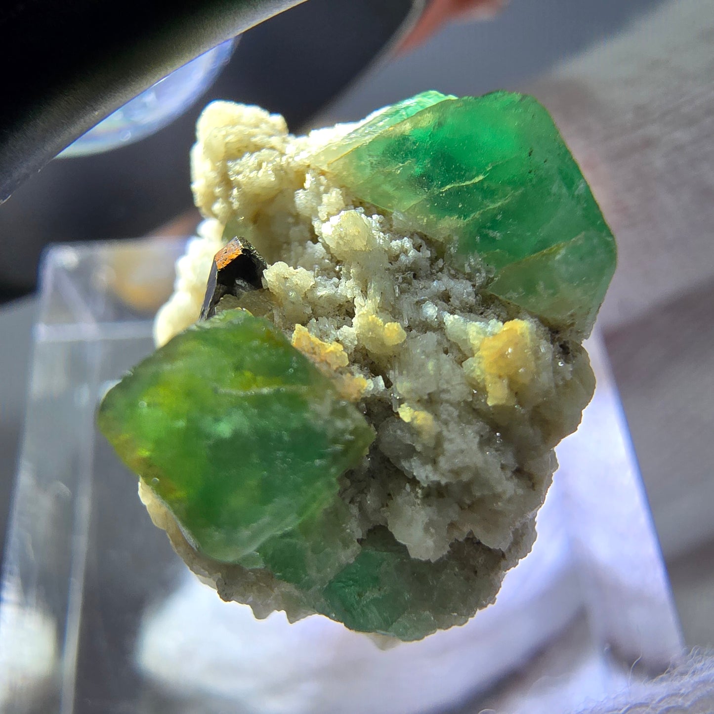 Spécimen de tourmaline Schorl et d'orthose cubique de fluorite fantôme, Erongo, Namibie, 20 x 17 x 16 mm
