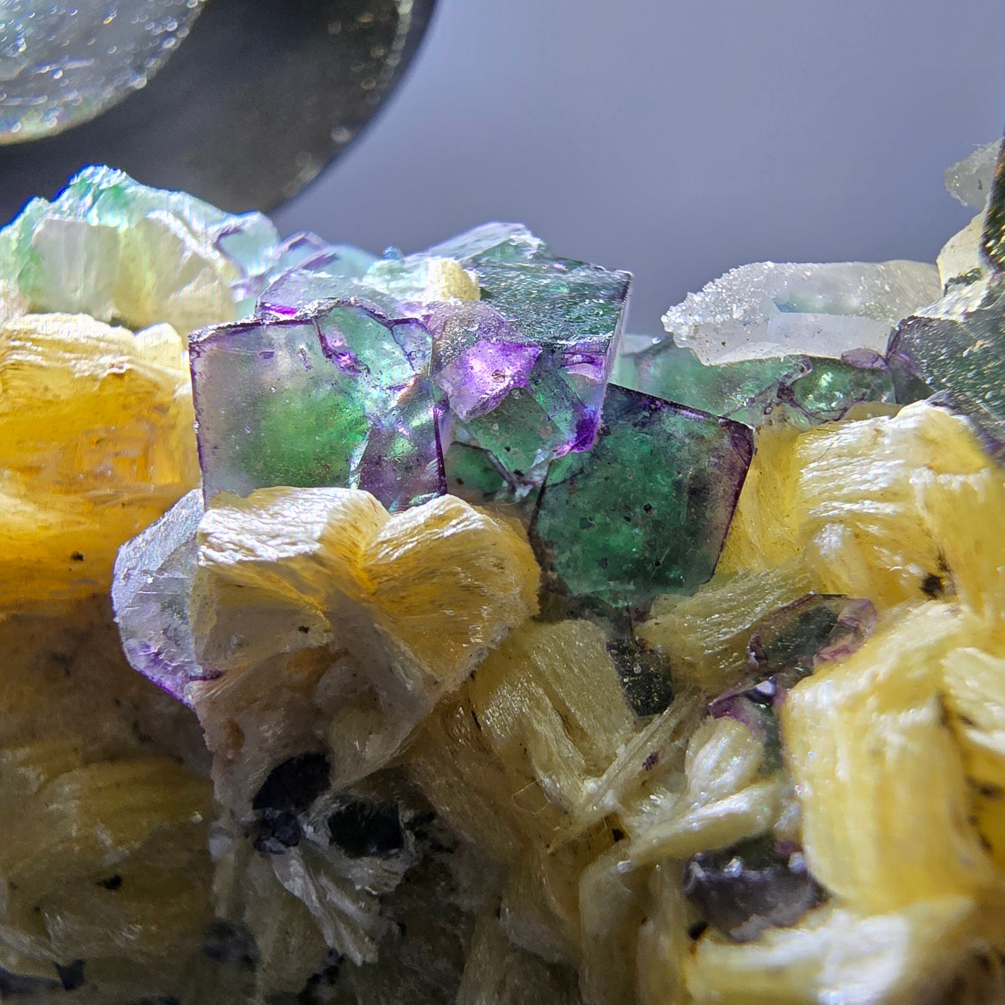 Grande fluorite fantôme, tourmaline schol, hyalite, muscovite, quartz fumé, Erongo, Namibie, 93 x 74 x 24 mm
