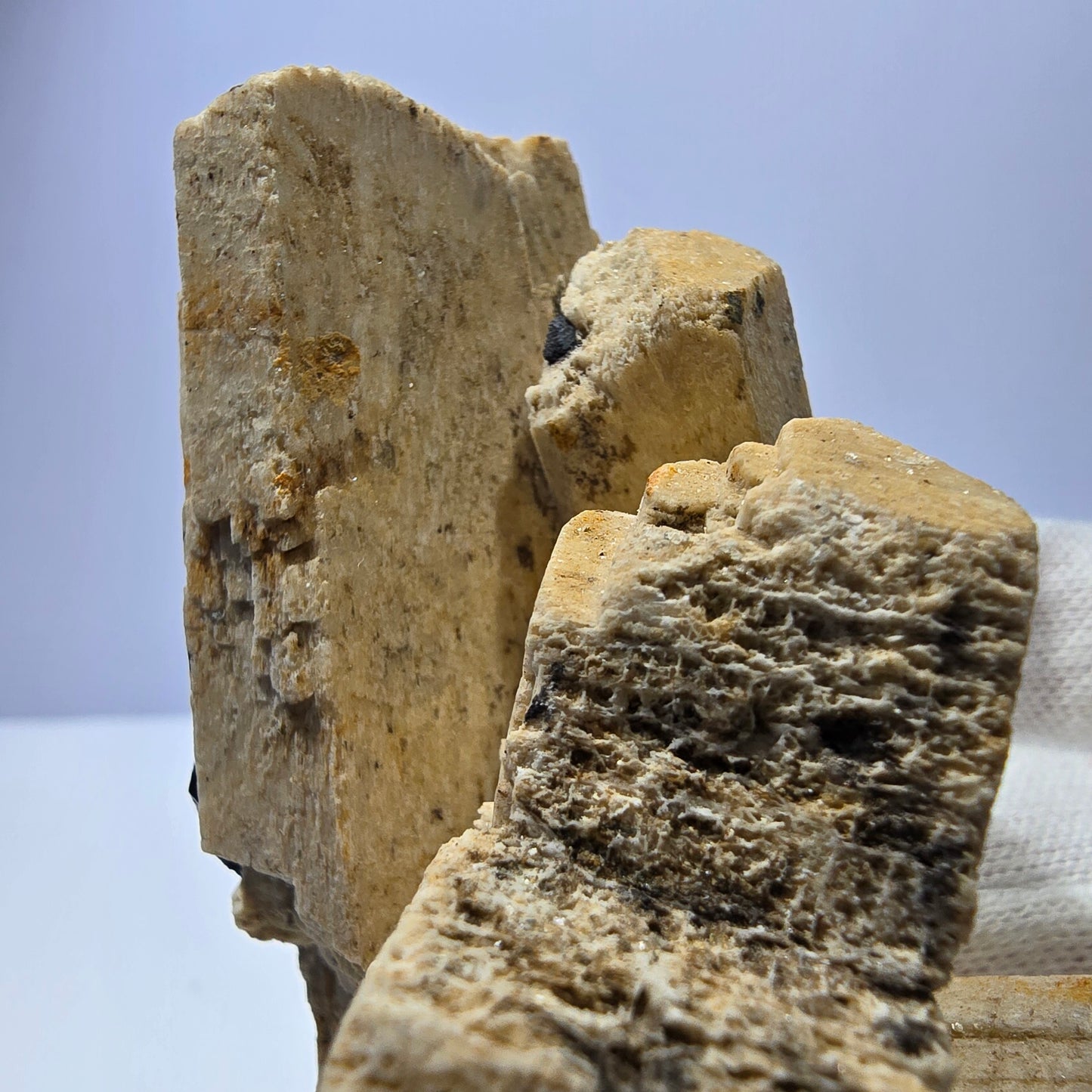 Grand spécimen d'orthose, de tourmaline Schorl et d'hyalite, Erongo, Namibie, 94 x 57 x 50 mm