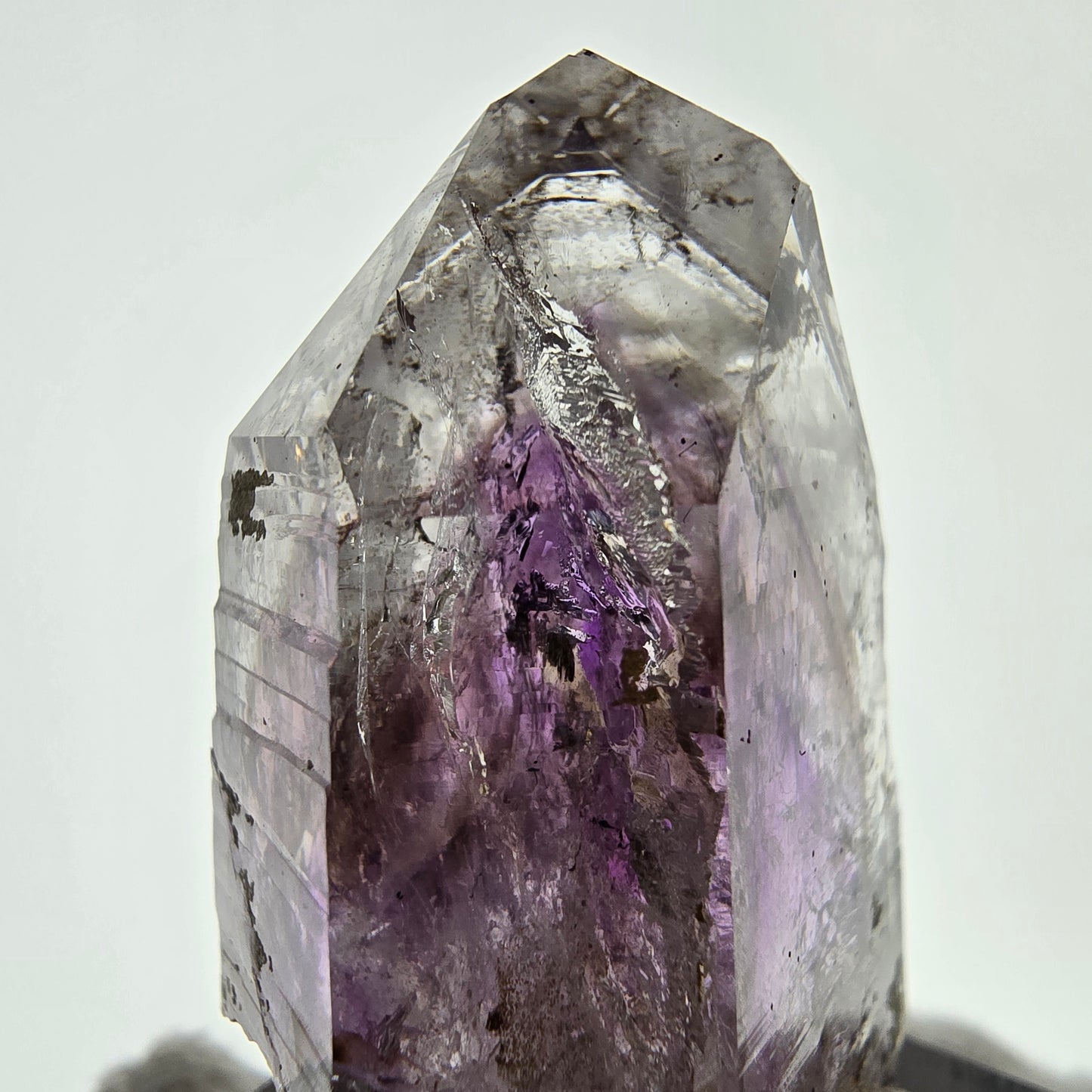 Améthyste fantôme avec hématite, mine Streep, Goboboseb, Namibie, 43 x 30 x 19 mm