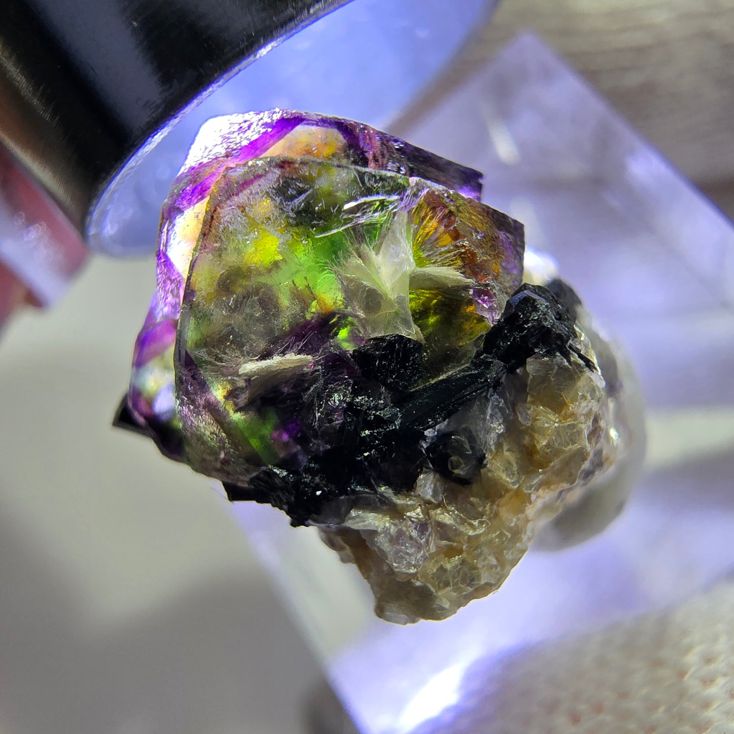 Fluorite fantôme colorée, Spécimen de tourmaline scholle muscovite, Erongo, Namibie, 19 x 17 x 14 mm