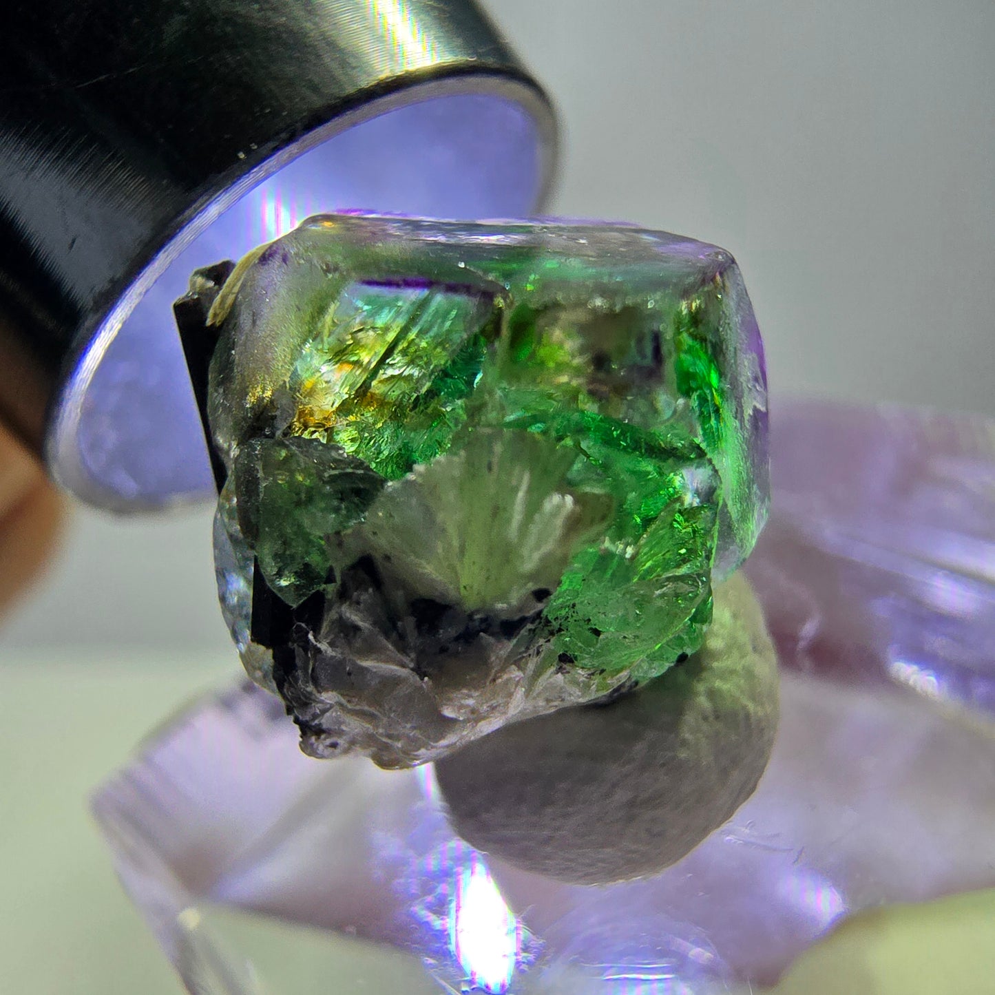 Cube hexagonal de fluorite fantôme, muscovite, tourmaline Schörl, Erongo, Namibie, 14 x 13 x 13 mm