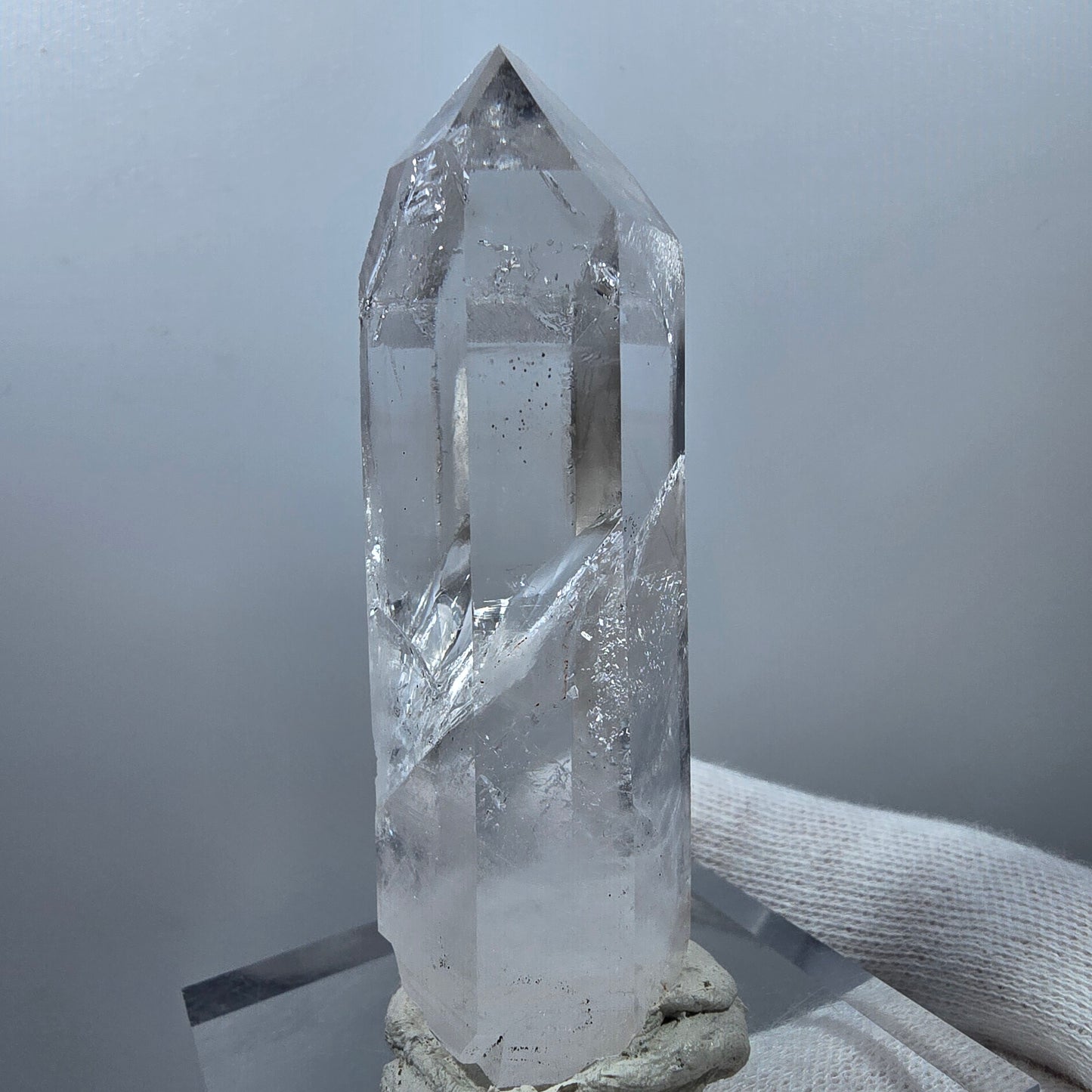 Gobos de poche Valentine en pointe de quartz clair cicatrisé. Namibie, 69 x 24 x 23 mm.