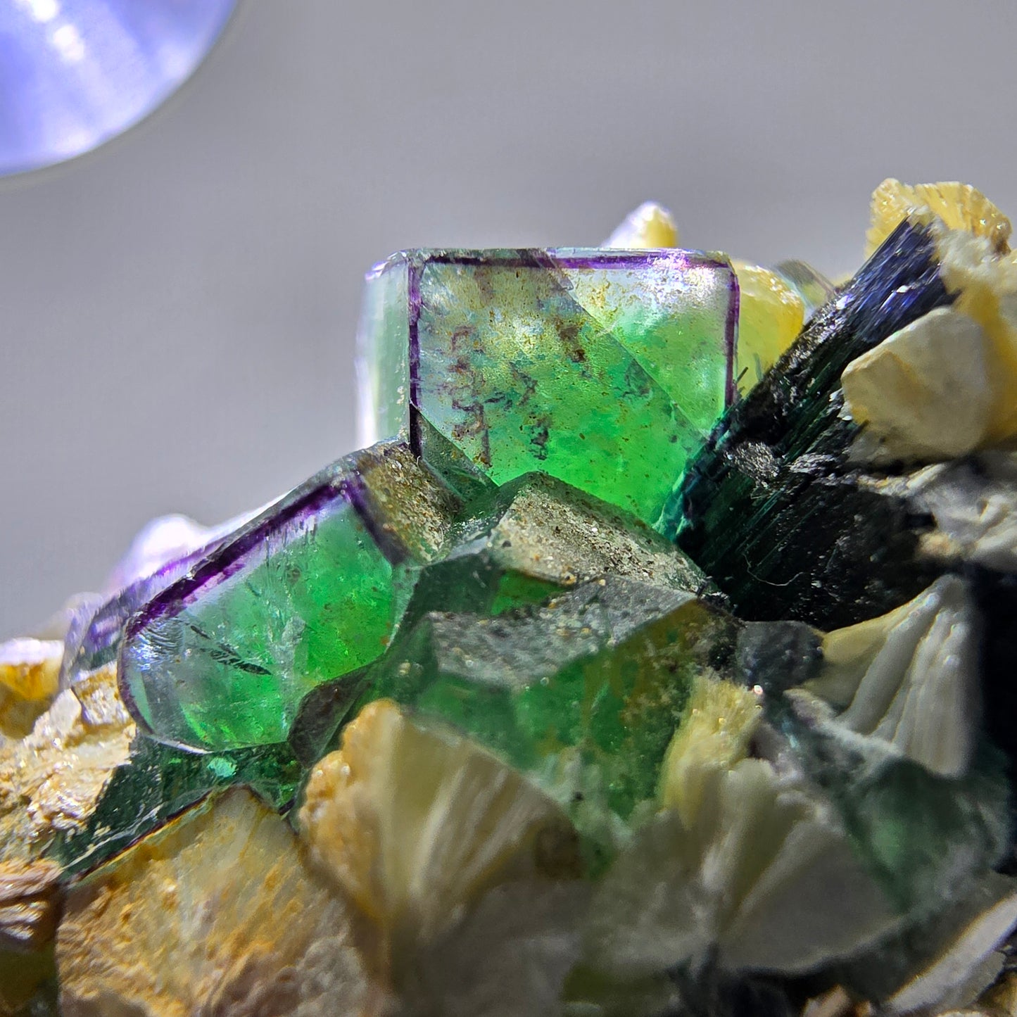 Cube de fluorite fantôme, spécimen de tourmaline scholle muscovite, Erongo, Namibie, 30 x 28 x 23 mm