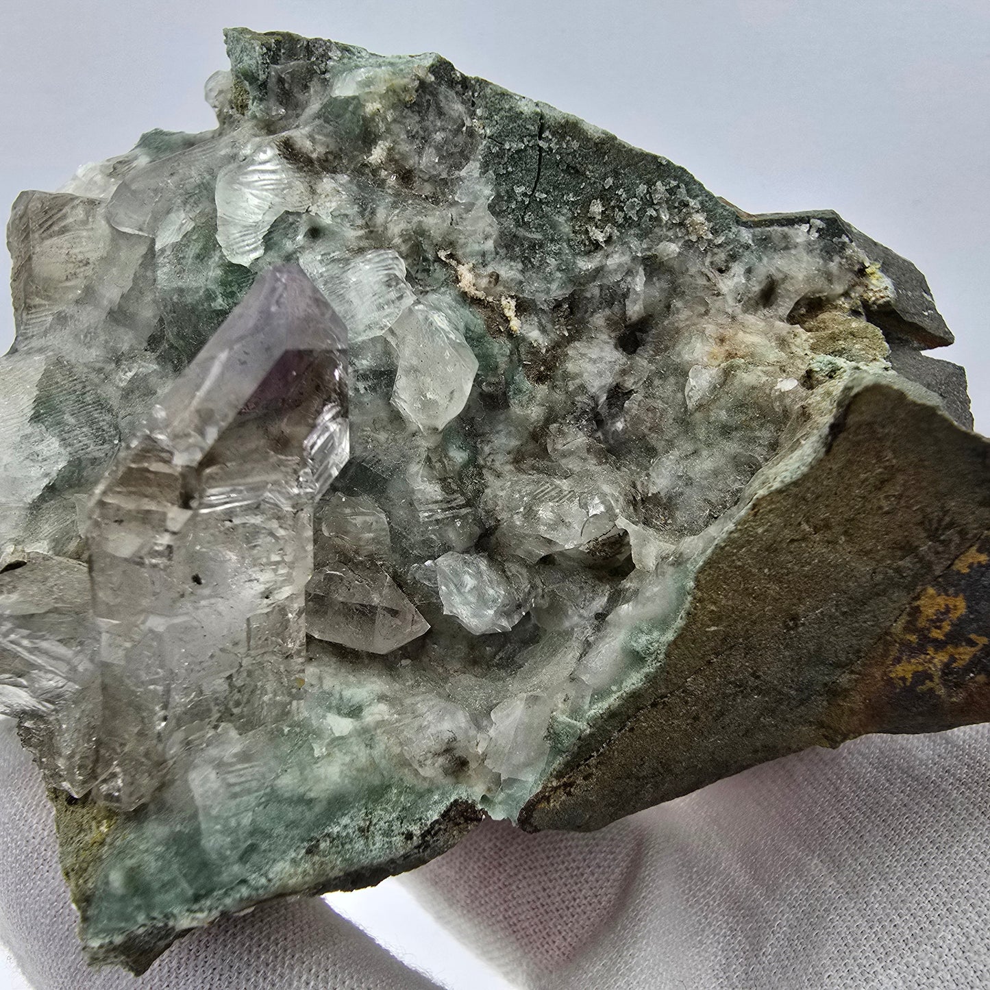 Amethyst Skelett Zepter, UV Calcit auf Matrix Goboboseb, Namibia 101*77*62mm