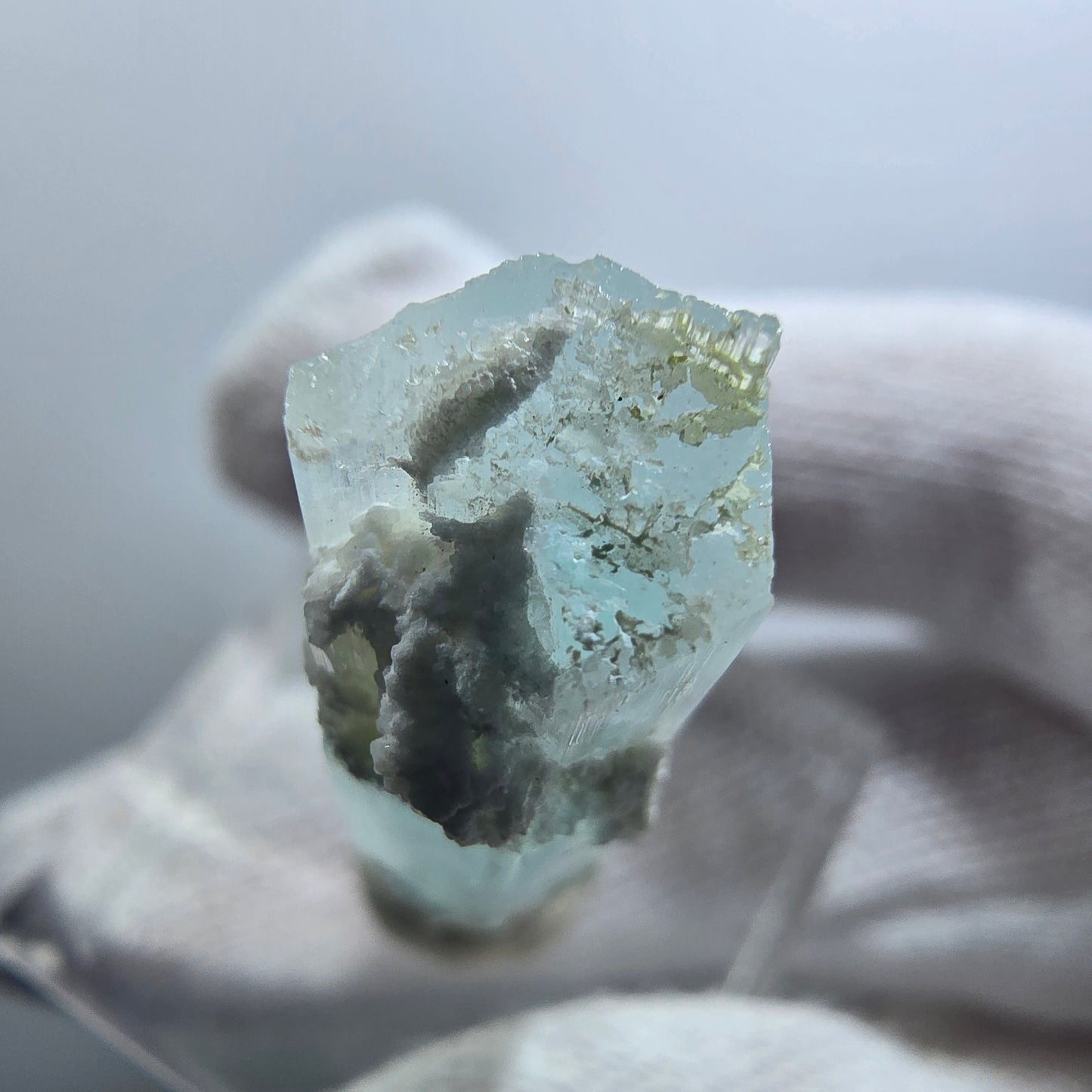 Aigue-marine rare, spécimen d'orthose, Erongo, Namibie, 34 x 10 x 9 mm