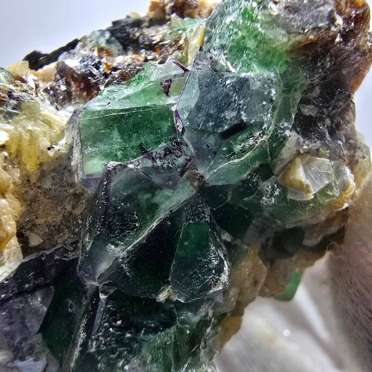 Fluorite fantôme Schörl, tourmaline, calcite, muscovite, stade Erongo, Namibie, 62 x 40 x 38 mm
