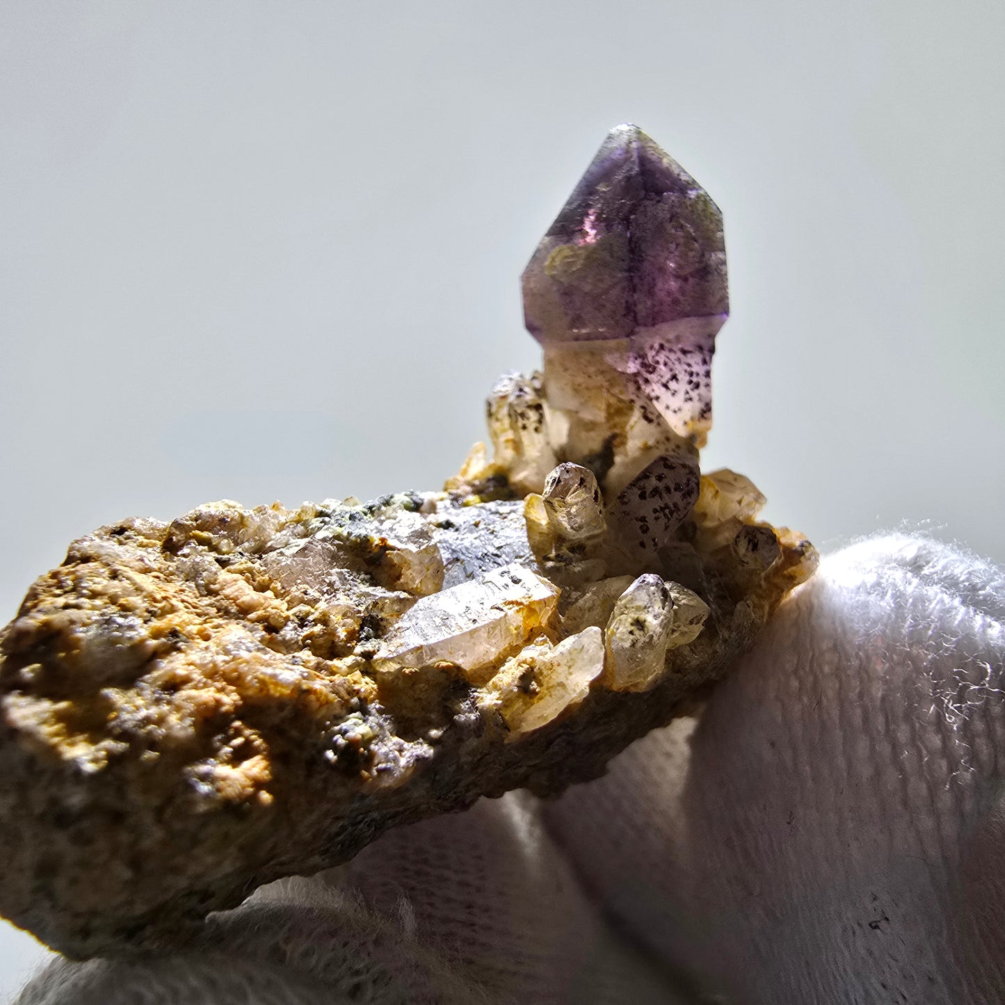 Rare sceptre d'améthyste fantôme sur scène matricielle Brandberg, Namibie 45 x 33 x 19 mm
