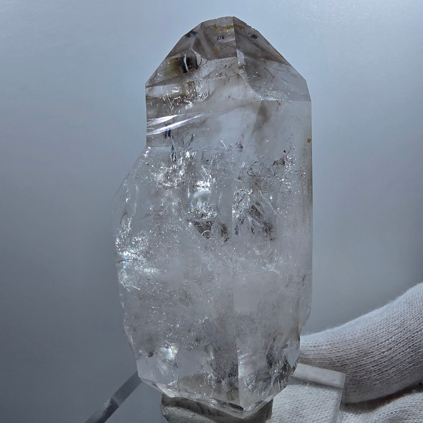 Sceptre DT Enhydro en quartz fumé lémurien, gobo de poche UV en calcite Valentine. Namibie 80 x 40 x 29 mm