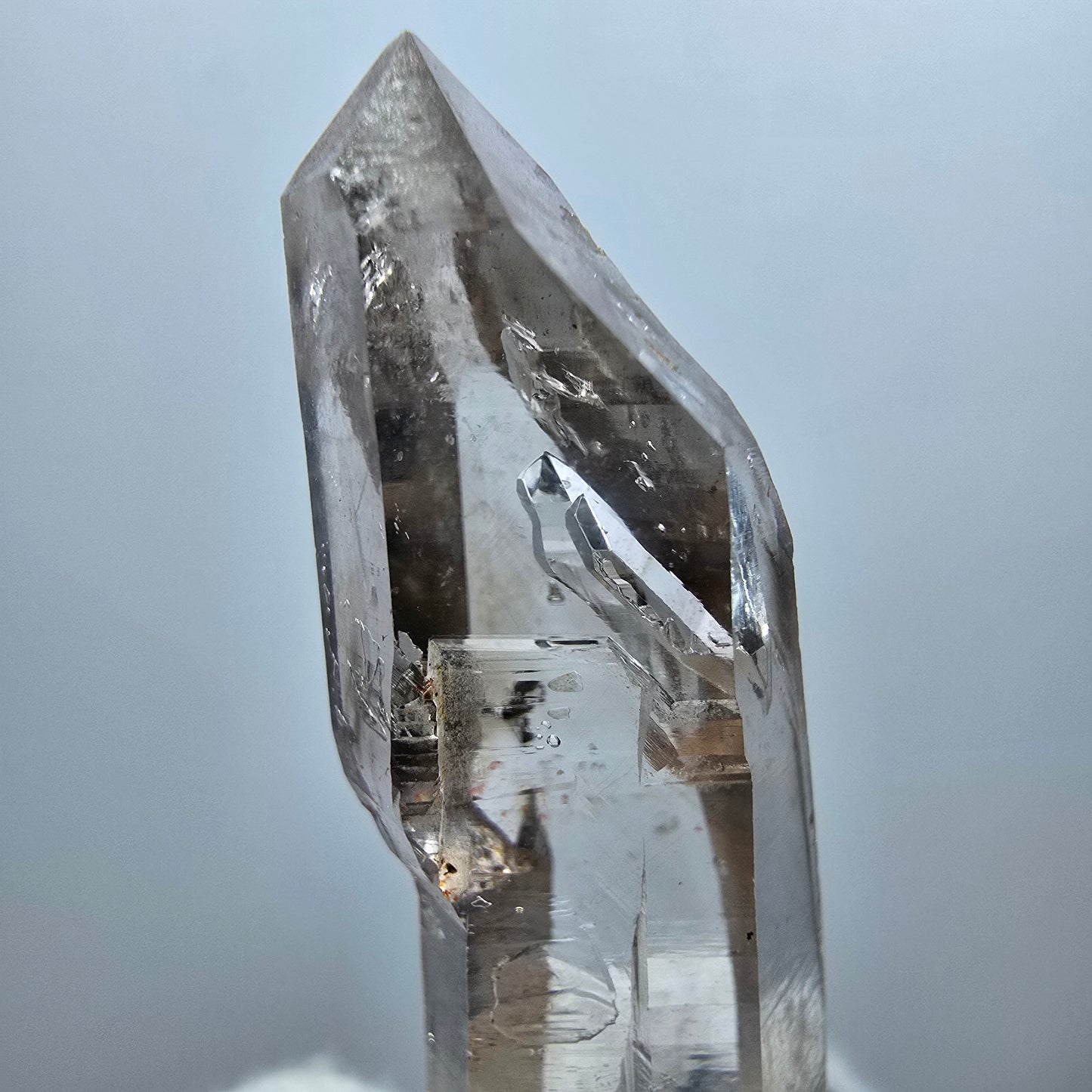 Pointe de sceptre en quartz fumé fantôme transparent, Goboboseb, Namibie, 45 x 11 x 14 mm