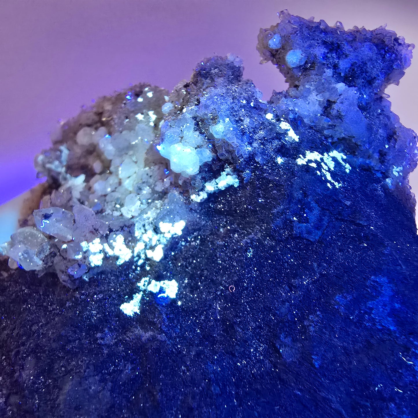 Quartz fumé, calcite UV sur matrice Valentine Pocket Goboboseb Namibie 87*81*58mm