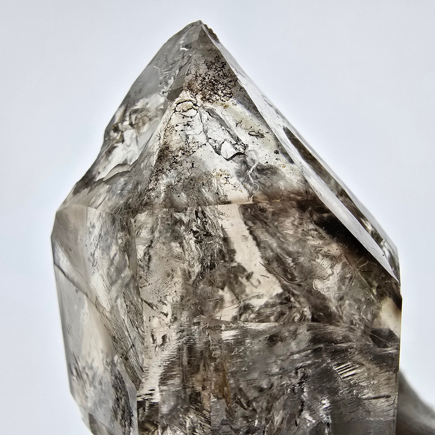 Sceptre fantôme squelette en quartz fumé DT, poche Saint-Valentin en calcite UV, Namibie 89 x 47 x 32 mm