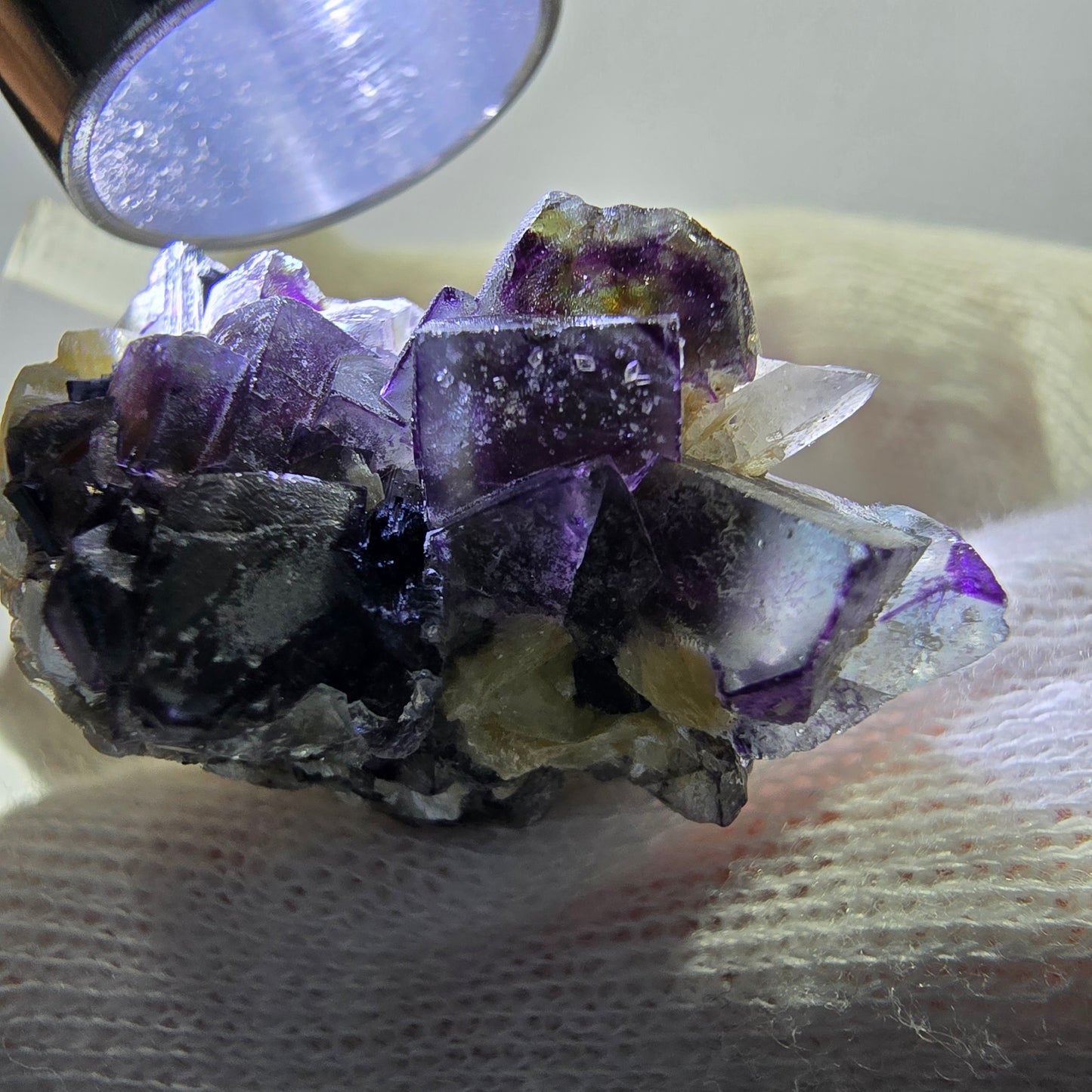 Spécimen de fluorite fantôme colorée, tourmaline schol, muscovite, quartz fumé, Erongo, Namibie, 35 x 25 x 20 mm