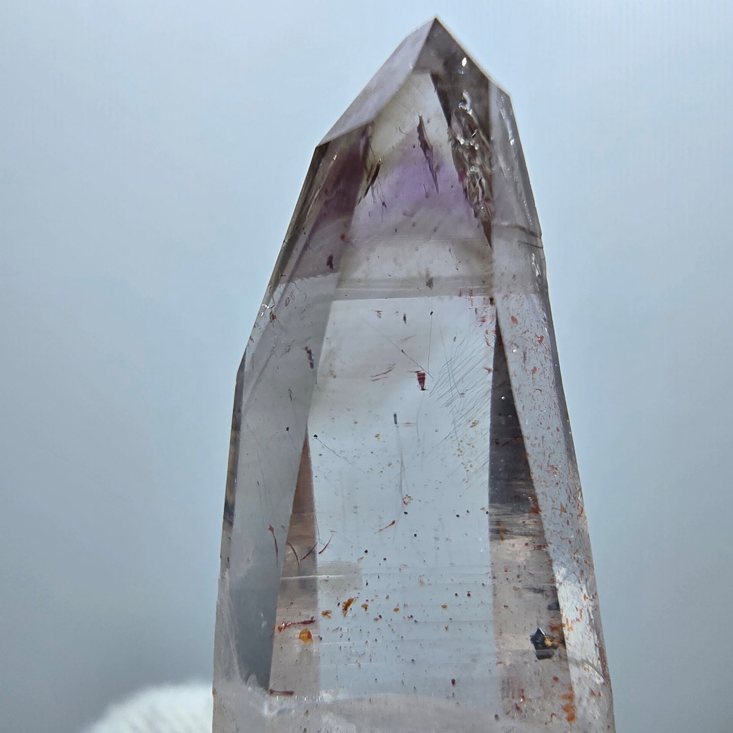 Pointe de sceptre en quartz fumé fantôme lémurien, Goboboseb, Namibie, 39 x 15 x 11 mm