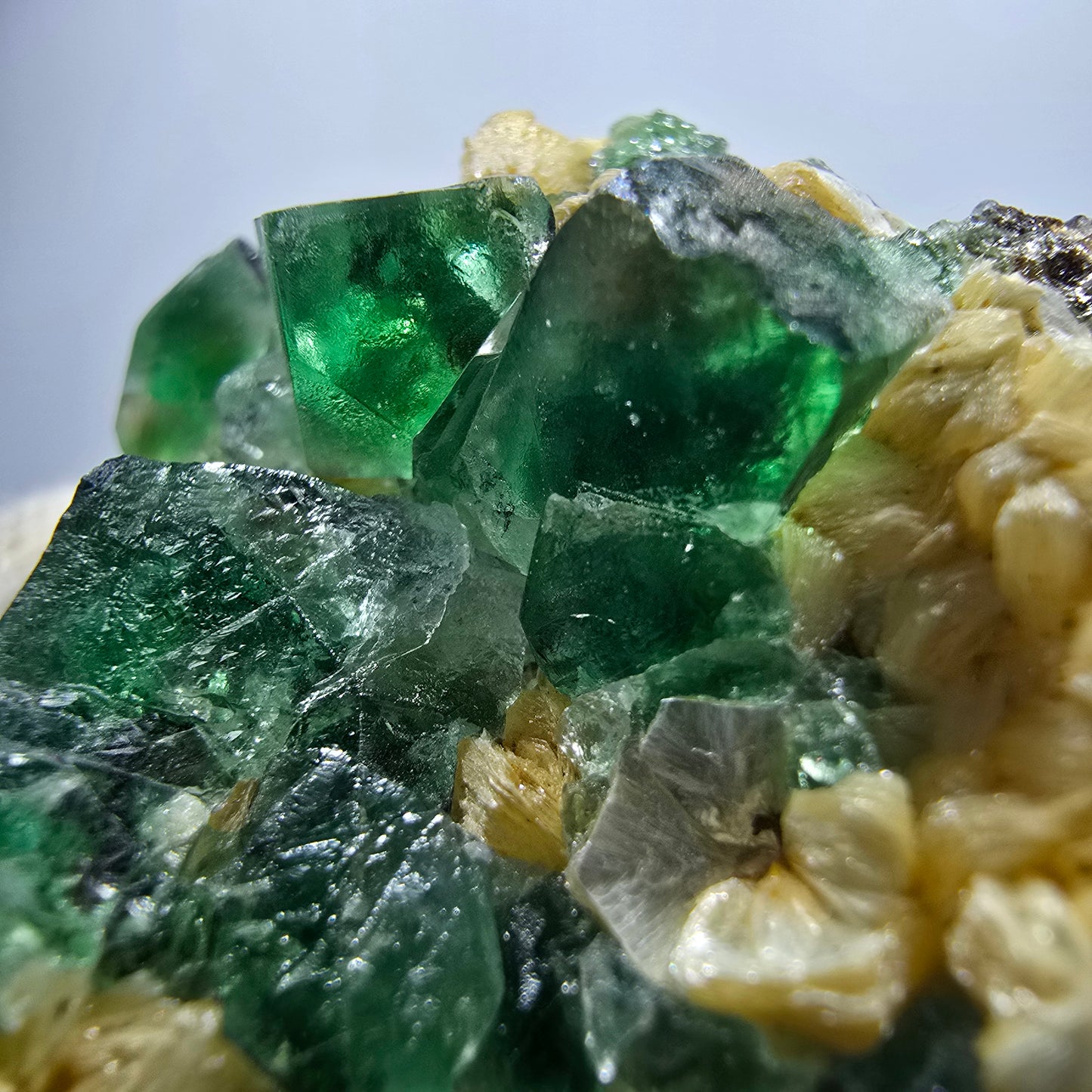 Fluorite fantôme Schörl, tourmaline, calcite, muscovite, stade Erongo, Namibie, 52 x 43 x 34 mm