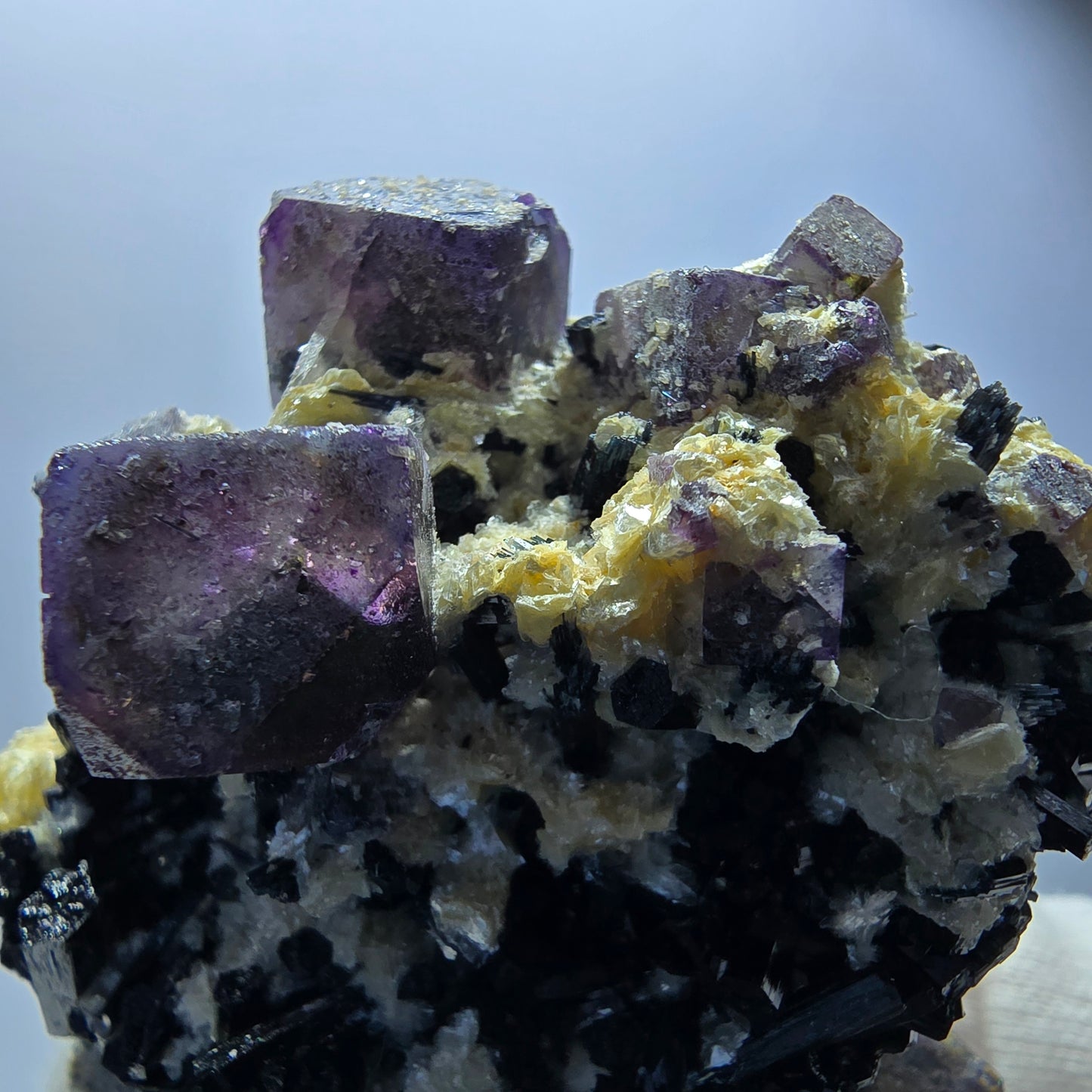 Fluorite fantôme colorée, tourmaline schol, hyalite, quartz fumé, muscovite, Erongo, Namibie, 78 x 70 x 48 mm