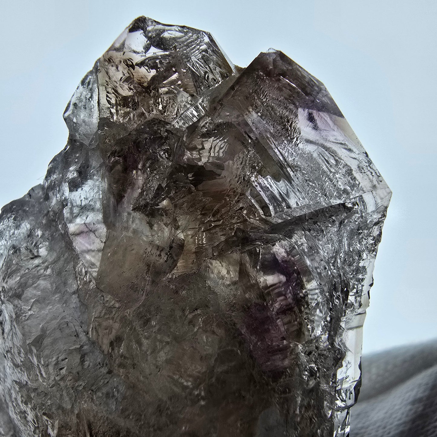 Sceptre fantôme squelette en quartz fumé DT, poche Saint-Valentin en calcite UV, Namibie 82 x 38 x 26 mm