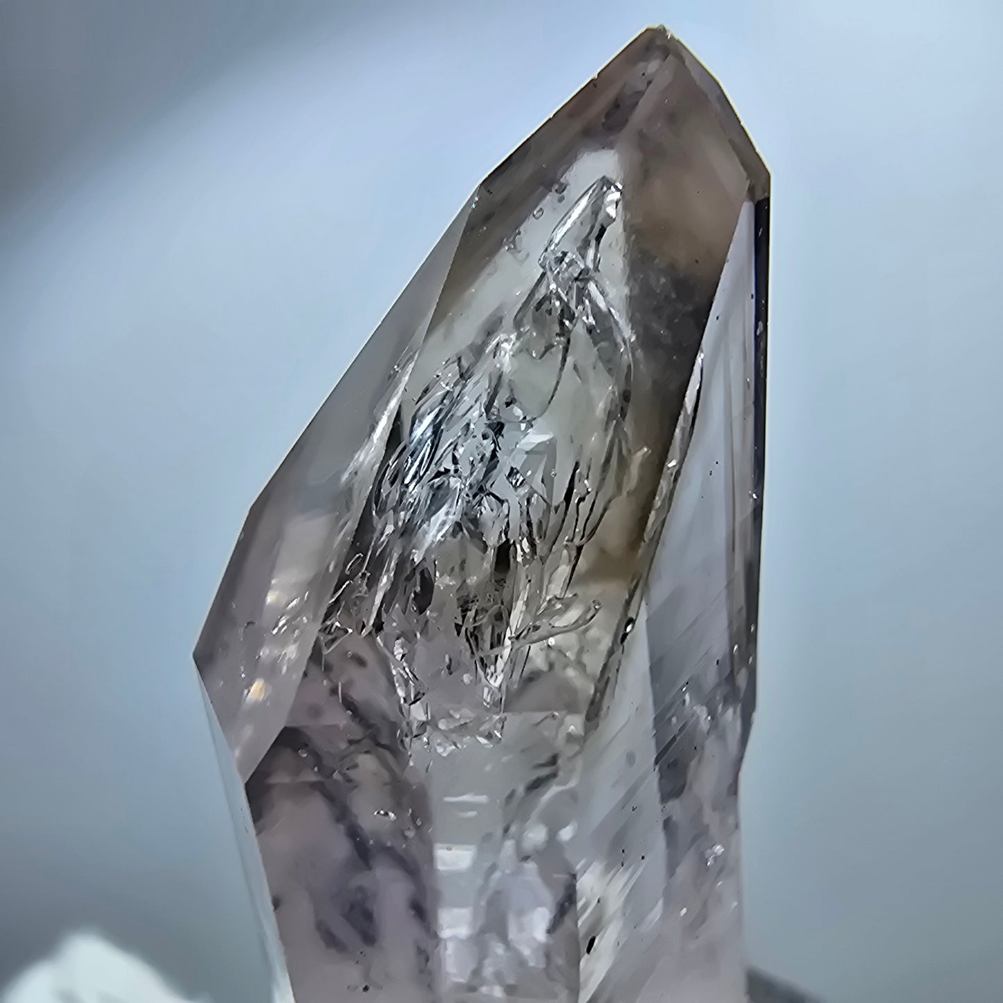 Pointe de sceptre en quartz fumé fantôme transparent, Goboboseb, Namibie, 43 x 20 x 13 mm