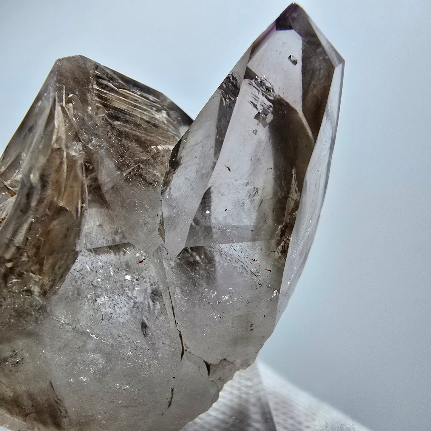 Amas de sceptres en quartz fumé fantôme transparent, Goboboseb, Namibie, 40 x 34 x 23 mm