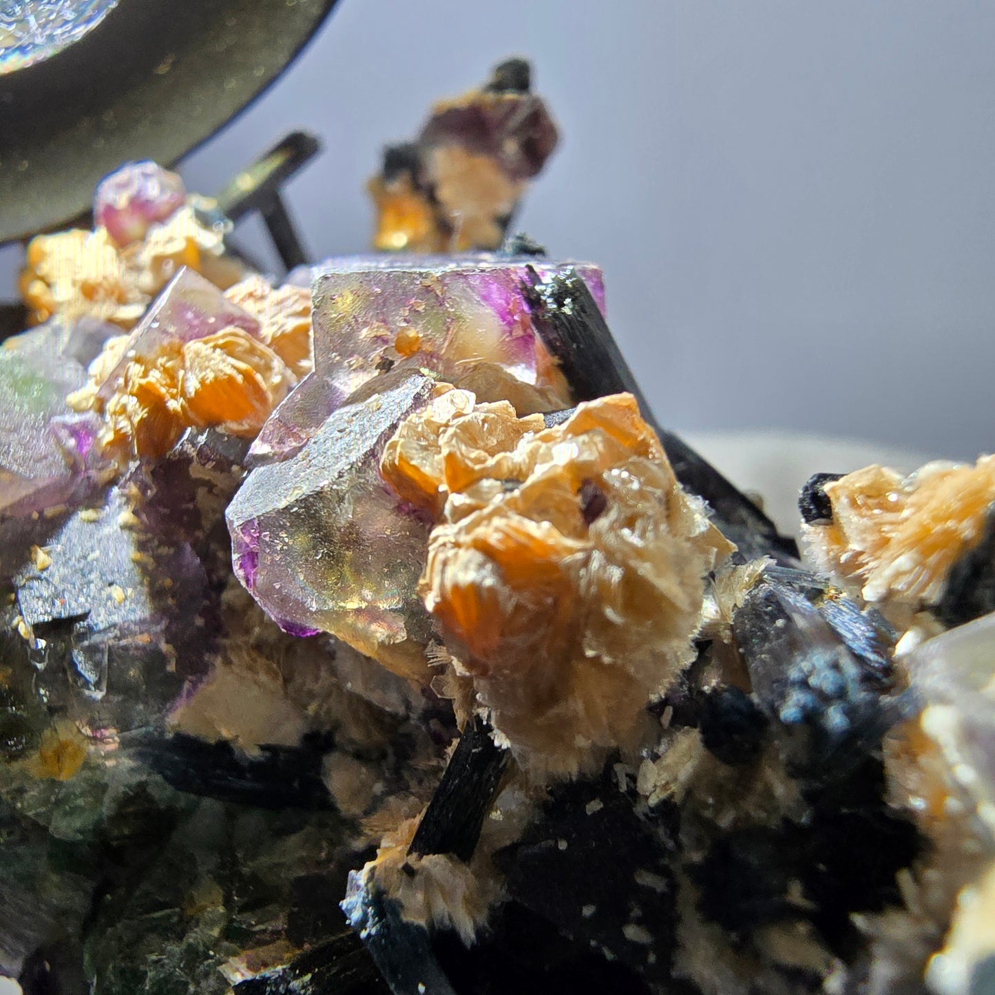 Spécimen de fluorite fantôme colorée, tourmaline scholle, muscovite, Erongo, Namibie, 91 x 57 x 38 mm