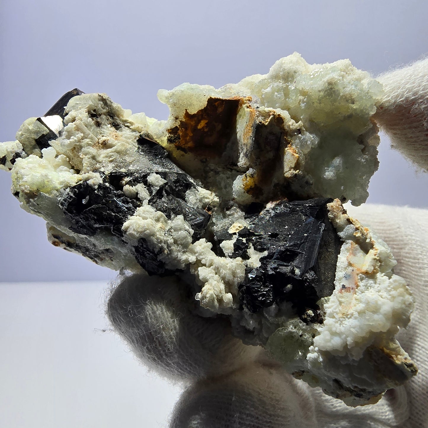 Spécimen rare d'opale hyalite (minéral UV) de tourmaline Schorl, Erongo, Namibie, 64 x 50 x 36 mm