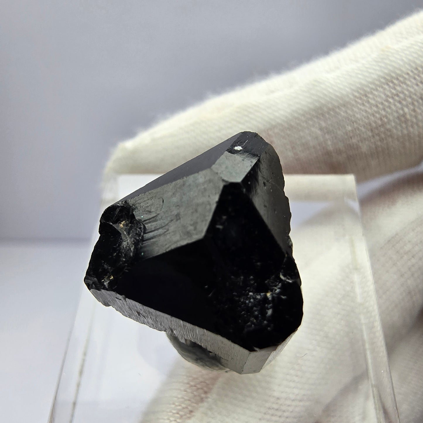 Symmetrischer Schörl Turmalin schwarz glänzend Erongo, Namibia 17*16*15mm