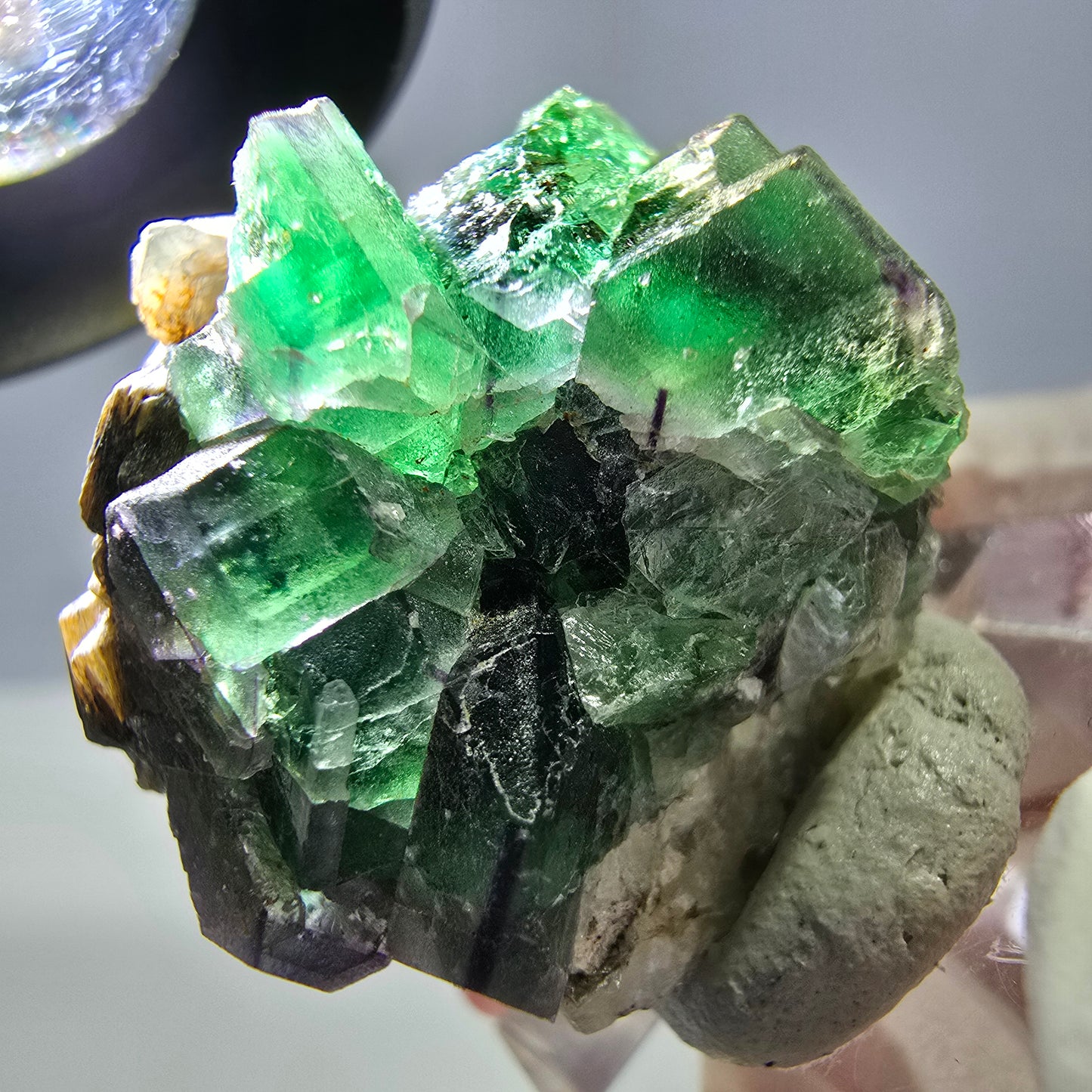 Cube hexagonal de fluorite fantôme, muscovite, tourmaline Schörl, Erongo, Namibie 26 x 24 x 24 mm