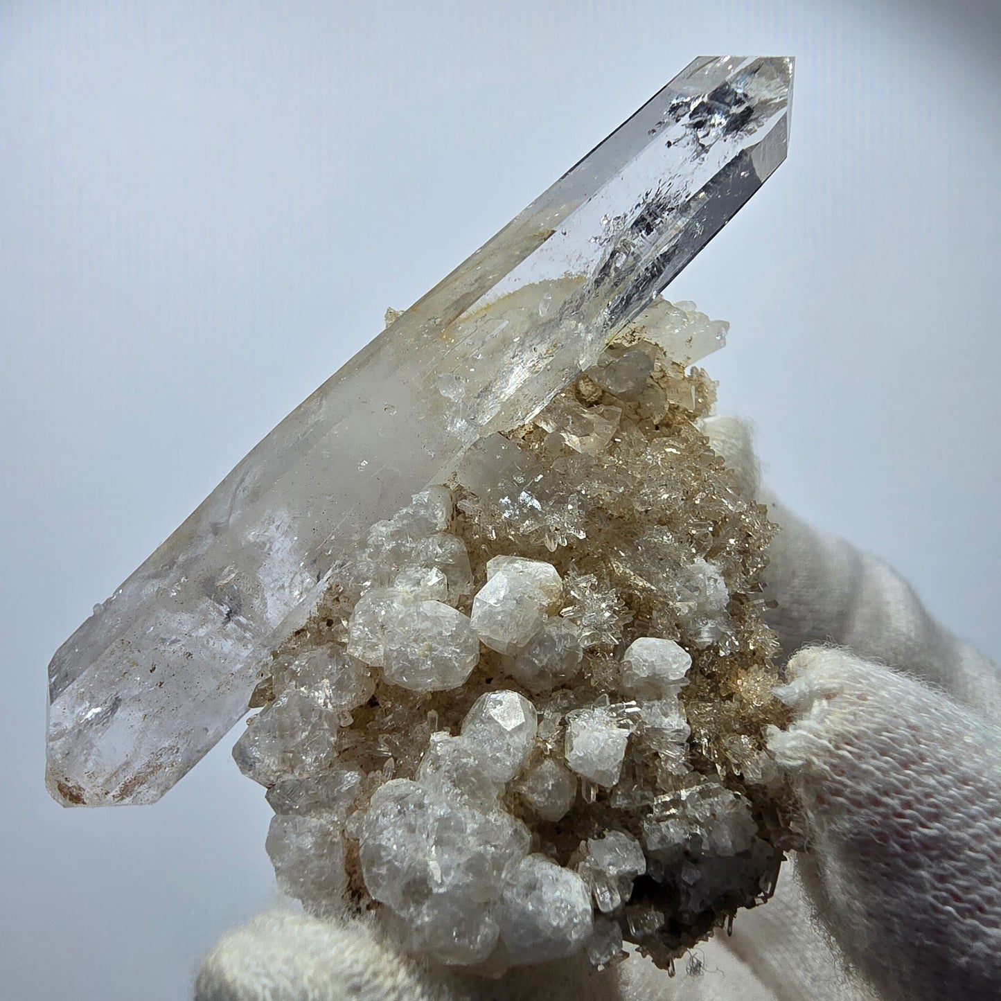 Quartz fumé fantôme DT, calcite UV sur matrice, spécimen Valentine Pocket, Namibie, 67 x 44 x 24 mm