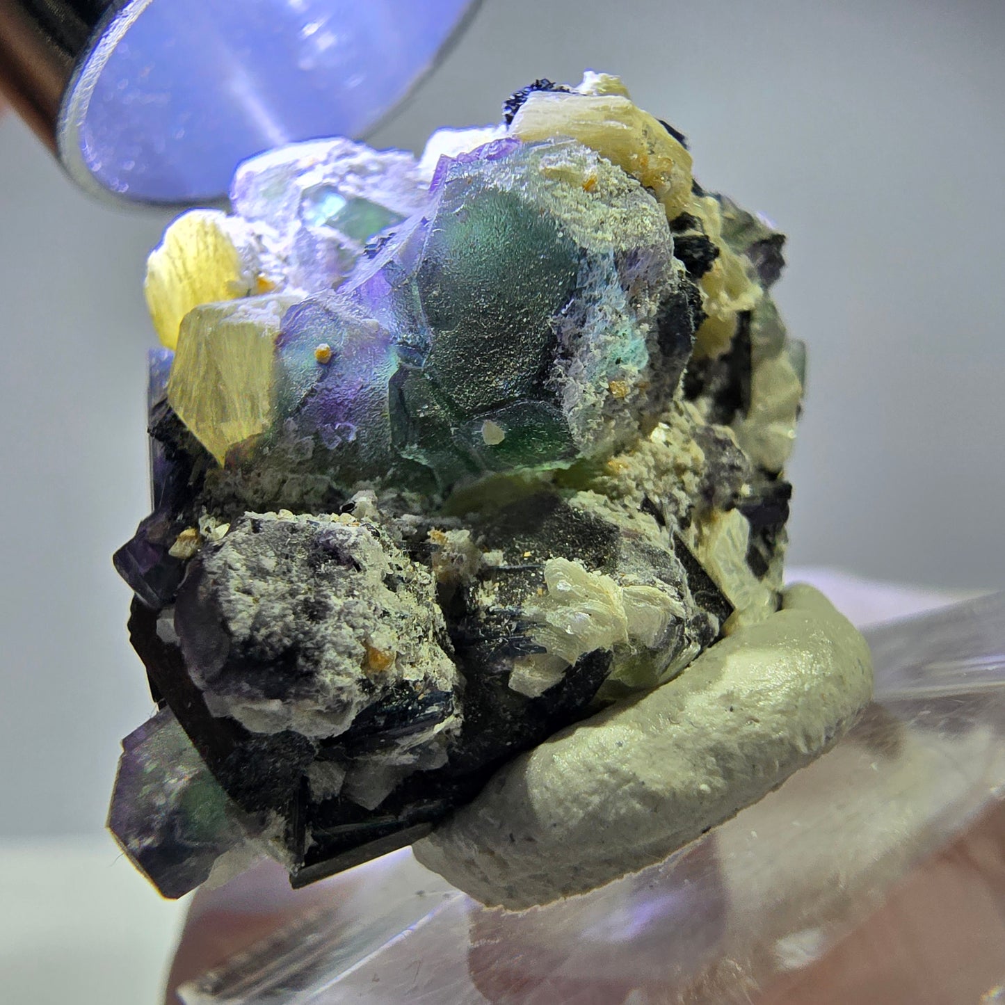 Cube hexagonal de fluorite fantôme, muscovite, tourmaline Schörl, Erongo, Namibie 28 x 25 x 18 mm
