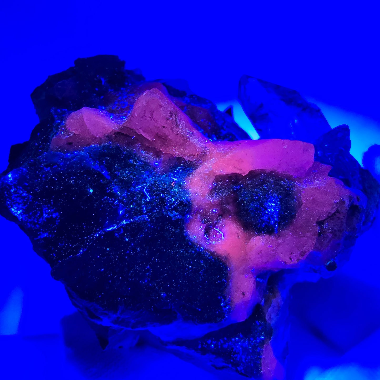 Amethyst Skelett Zepter, UV Calcit auf Matrix Goboboseb, Namibia 101*77*62mm