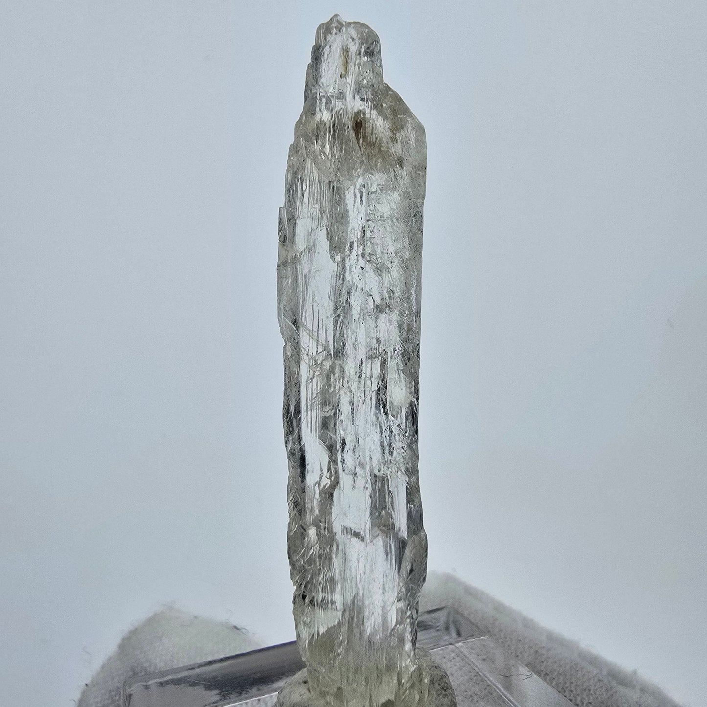 Seltener Kunzit X Spodumen Kristall weiß UV Mineral 48*9*5mm aus Brasilien