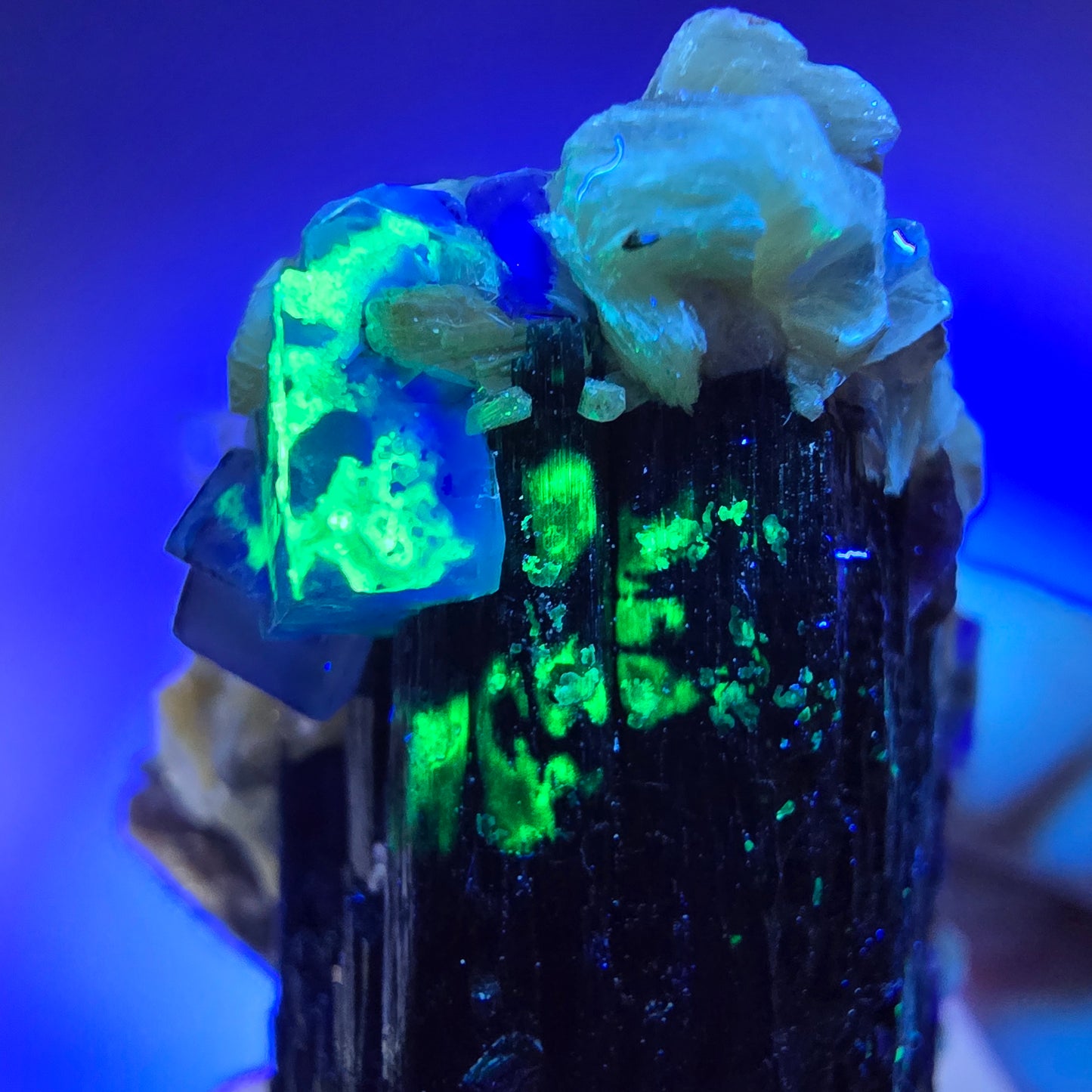 Fluorite fantôme, quartz fumé, tourmaline Schörl, hyalite, muscovite Erongo, Namibie 62*43*31mm
