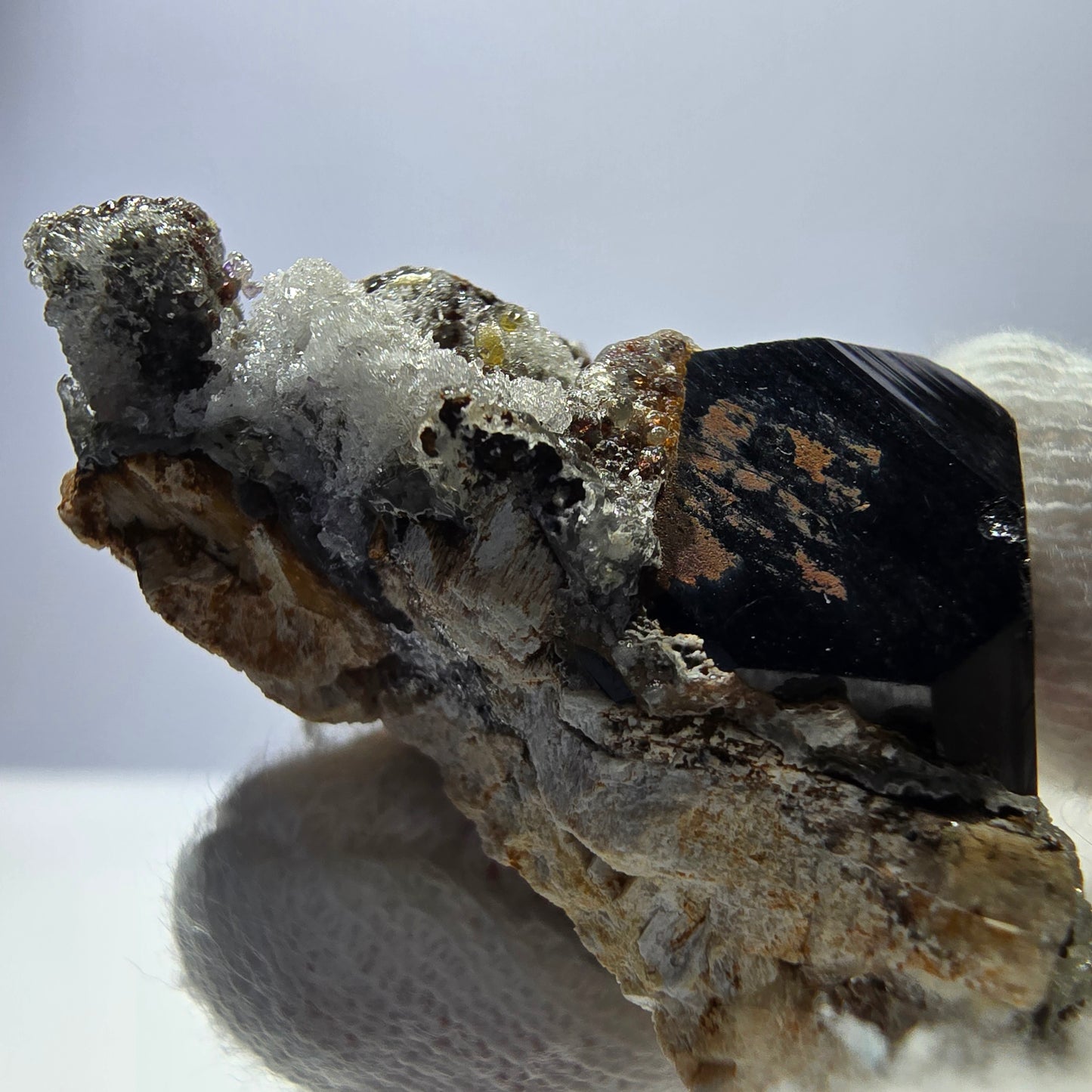 Spécimen rare de tourmaline Schorl et d'opale hyalite, Erongo, Namibie, 43 x 24 x 24 mm