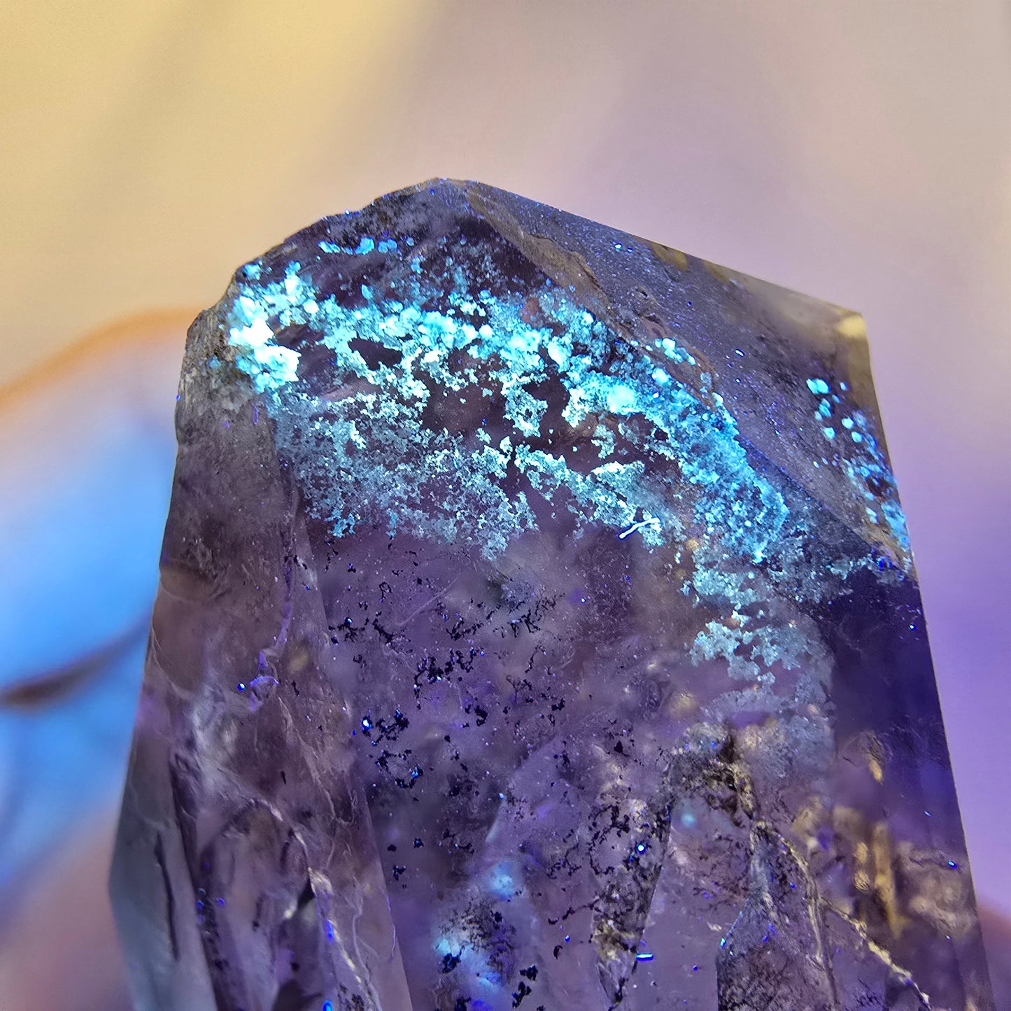 Sceptre fantôme squelette en quartz fumé DT, poche Saint-Valentin en calcite UV, Namibie 89 x 47 x 32 mm
