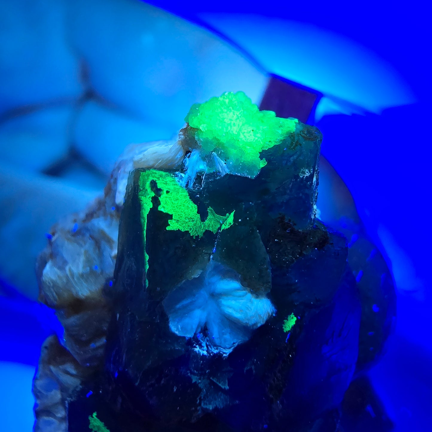 Cube de fluorite fantôme, muscovite et hyalite, spécimen d'Erongo, Namibie, 29 x 22 x 15 mm