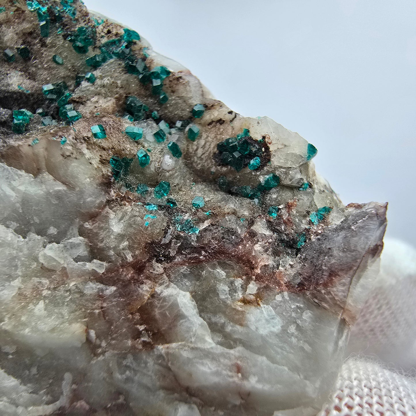 Rare spécimen de dioptase sur quartz Kaokoveld, Namibie 49*26*19mm Collection de minéraux