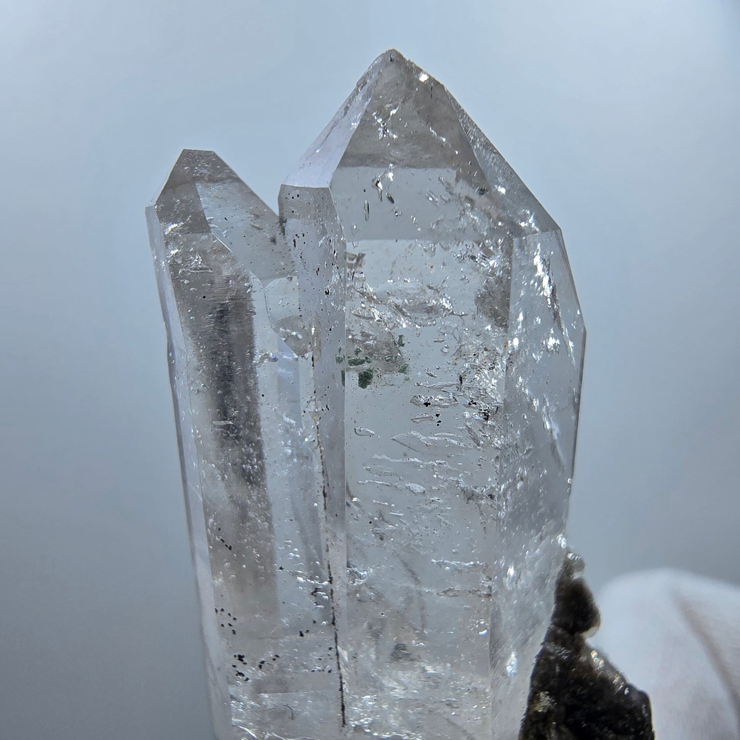 Quartz fumé DT Enhydro, sceptre, calcite UV, 4 parures de poche Bubble Valentine. Namibie, 76 x 26 x 12 mm.